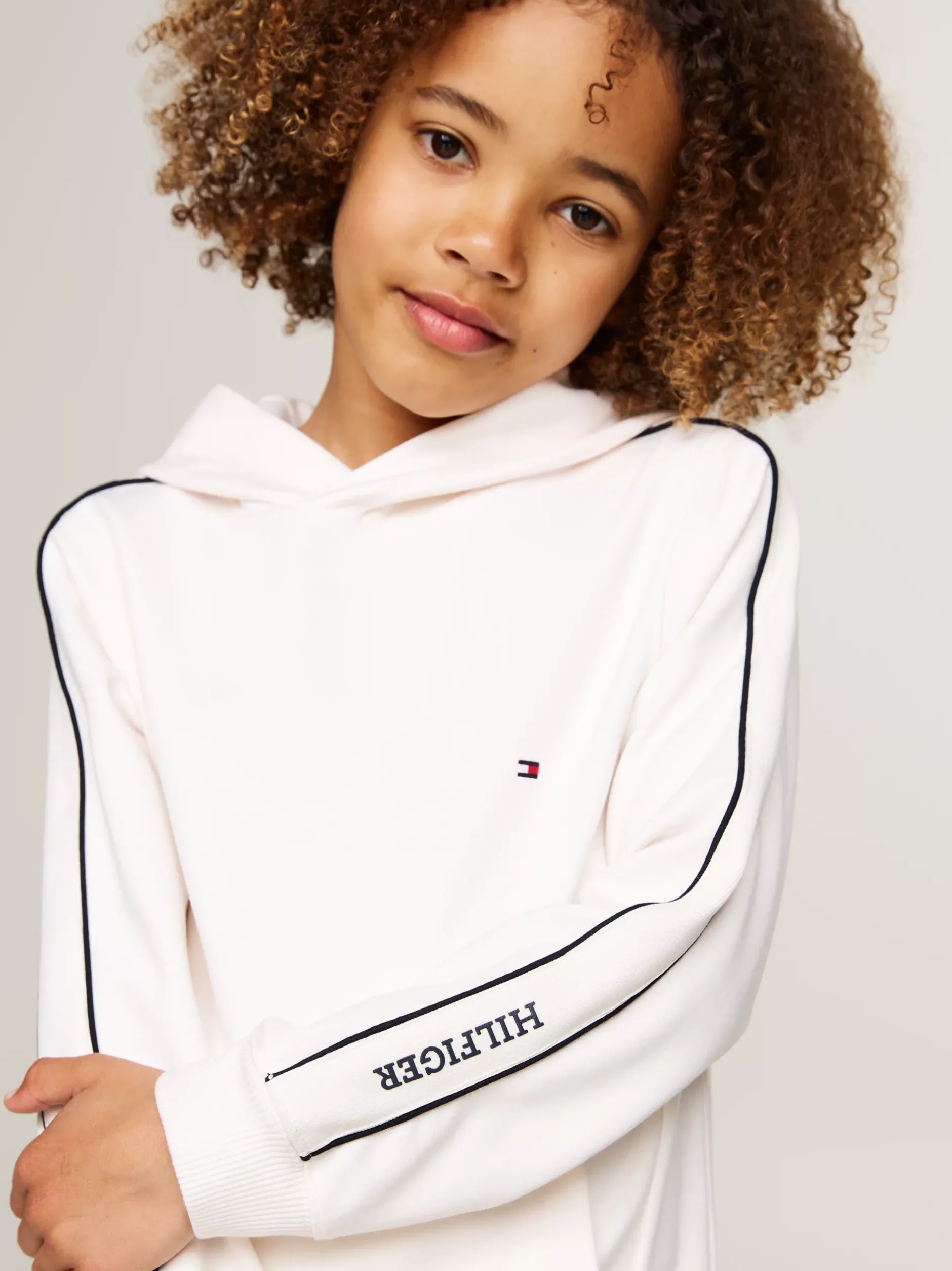 Bluzy Dresowe I Z Kapturem*Tommy Hilfiger Bluza O Regularnym Kroju Z Kapturem ANCIENT WHITE
