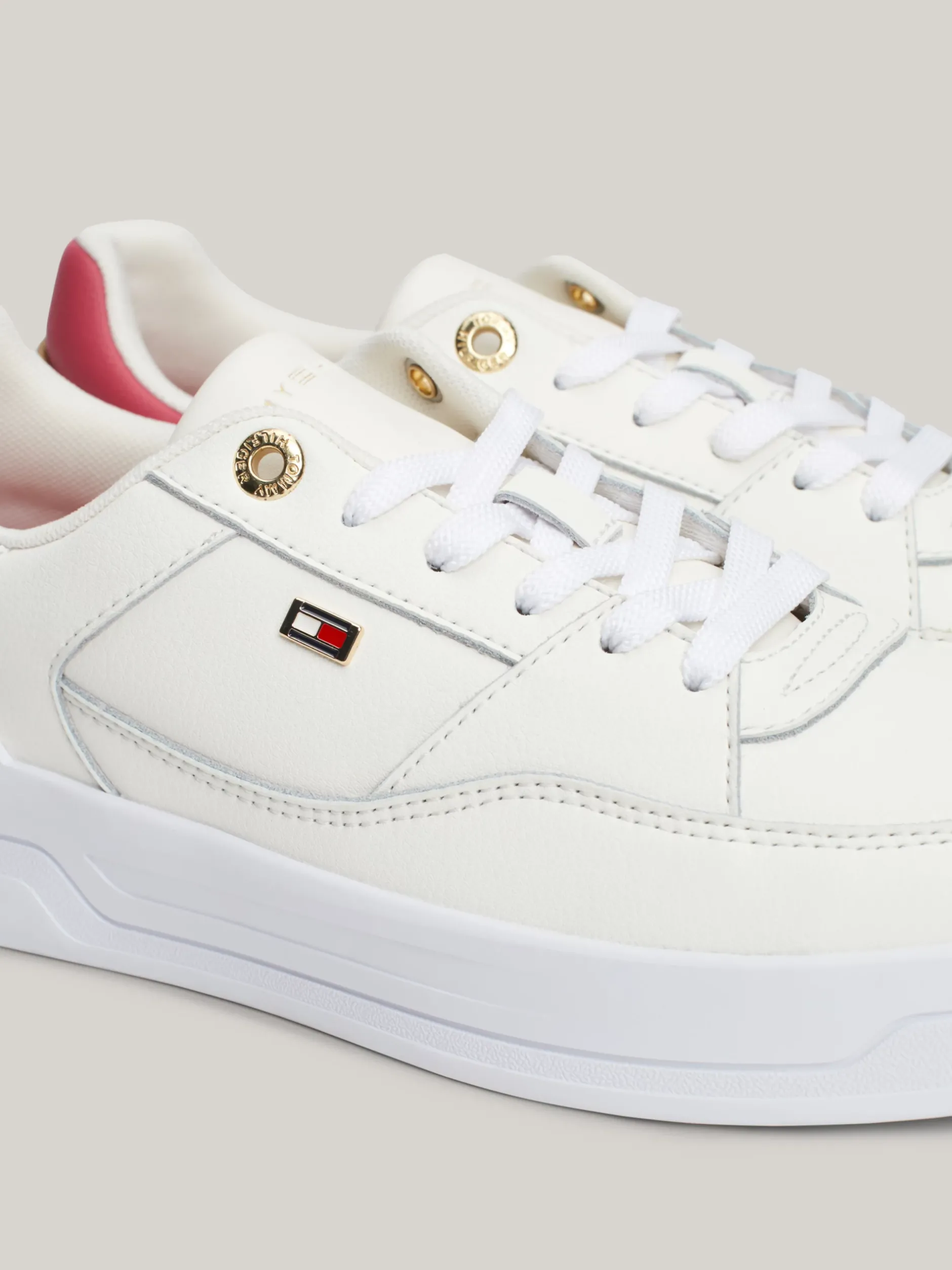 Sneakersy*Tommy Hilfiger Buty Sportowe Z Emaliowaną Flagą ANCIENT WHITE/HERITAGE PINK