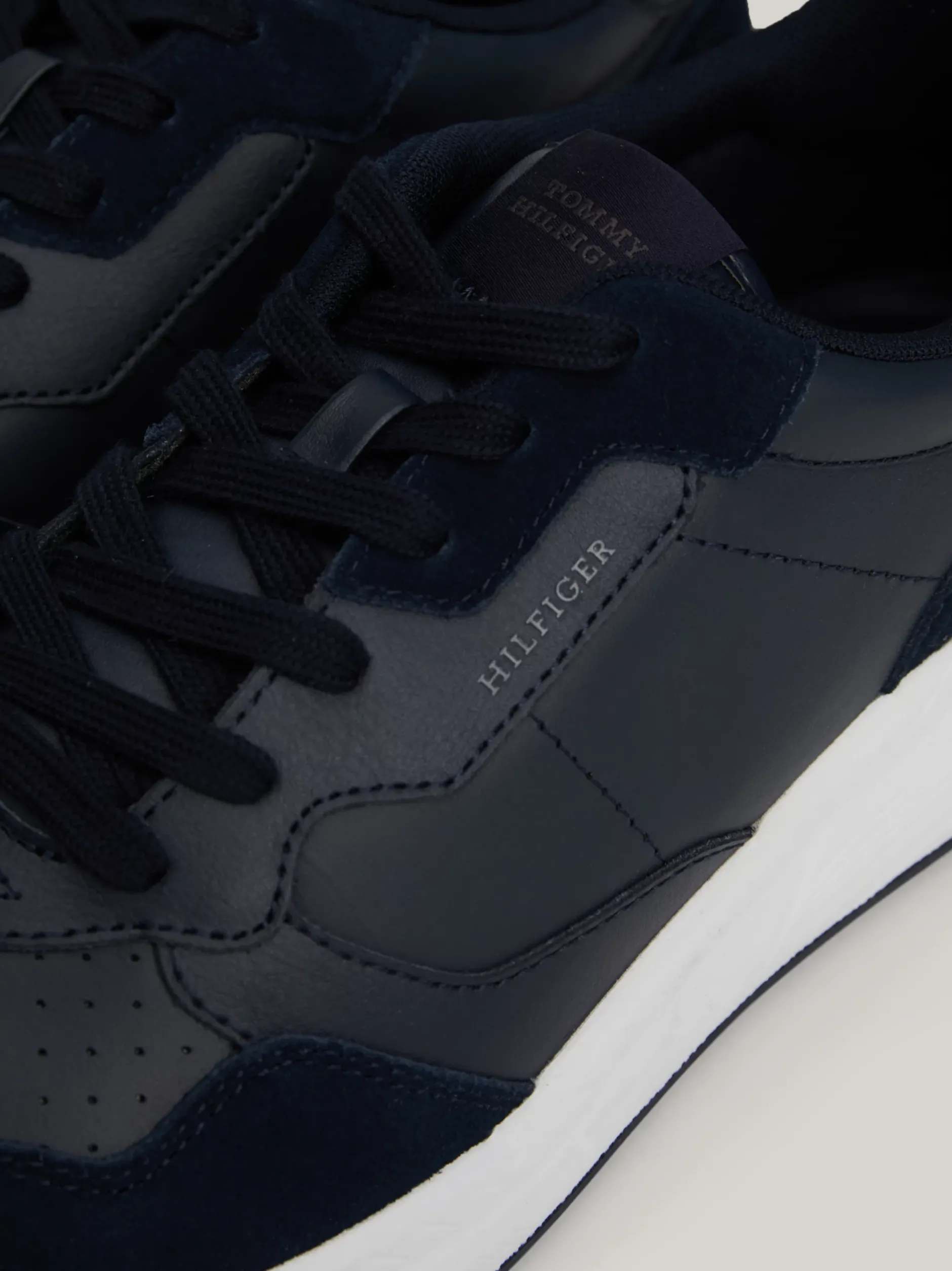 Sneakersy*Tommy Hilfiger Buty Sportowe Z Zamszu O Mieszanej Fakturze DESERT SKY