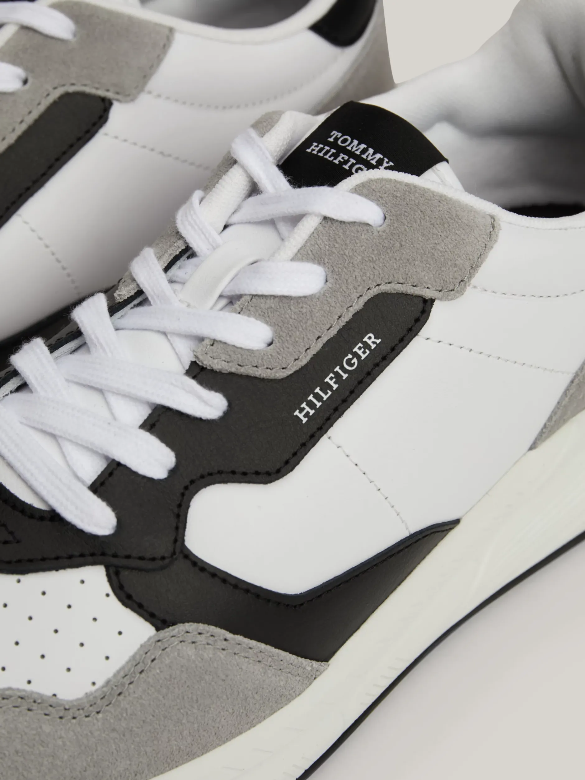 Sneakersy*Tommy Hilfiger Buty Sportowe Z Zamszu O Mieszanej Fakturze WHITE