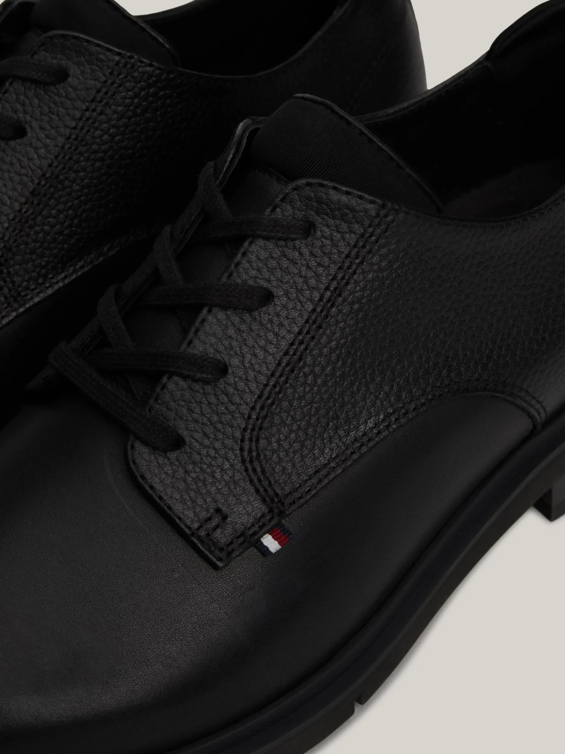 Buty Wizytowe*Tommy Hilfiger Buty Typu Derby Z Groszkowanej Skóry BLACK