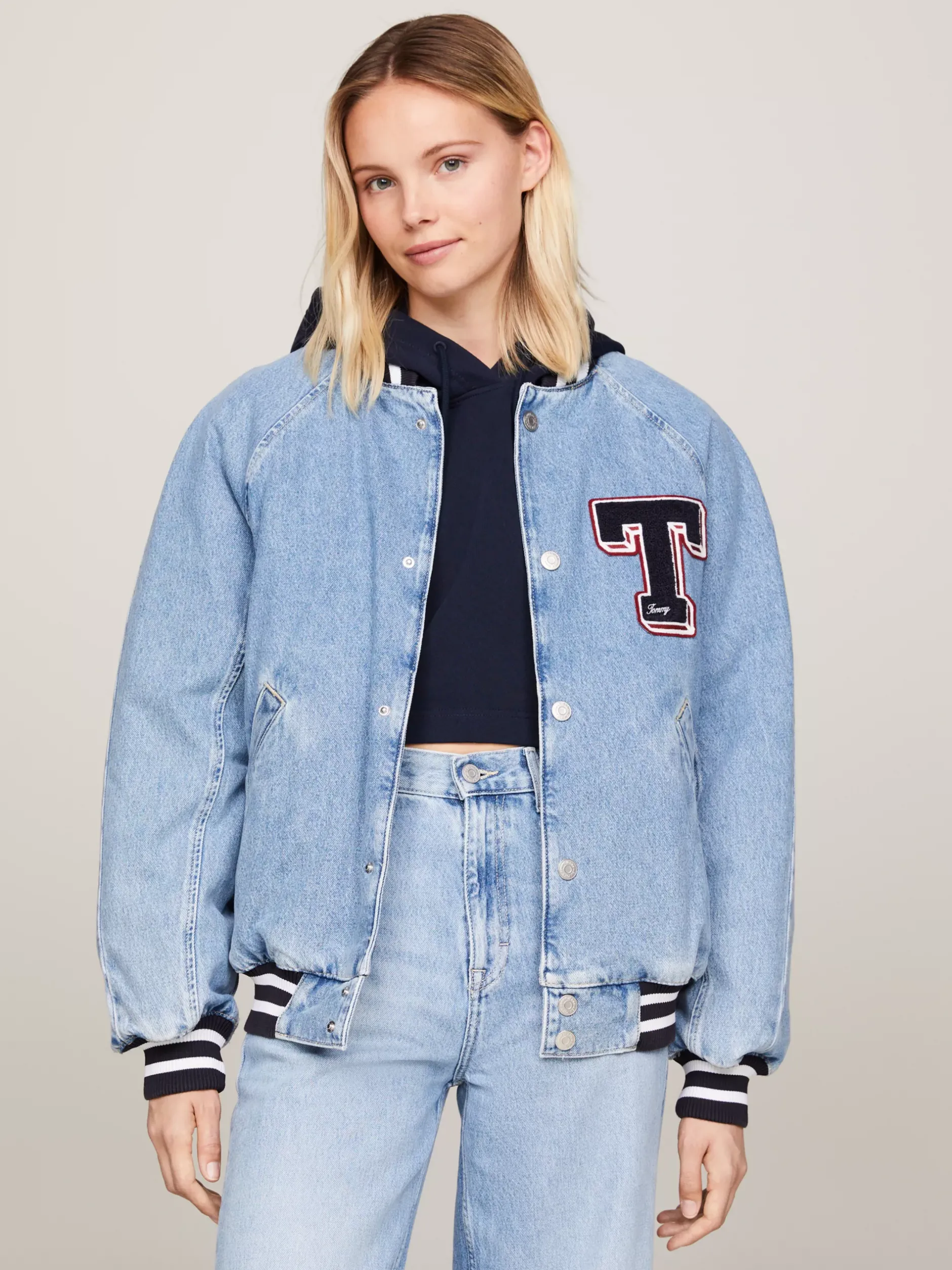 Kurtki & Płaszcze*Tommy Hilfiger Denimowa Kurtka Letterman W Uczelnianym Stylu DENIM LIGHT