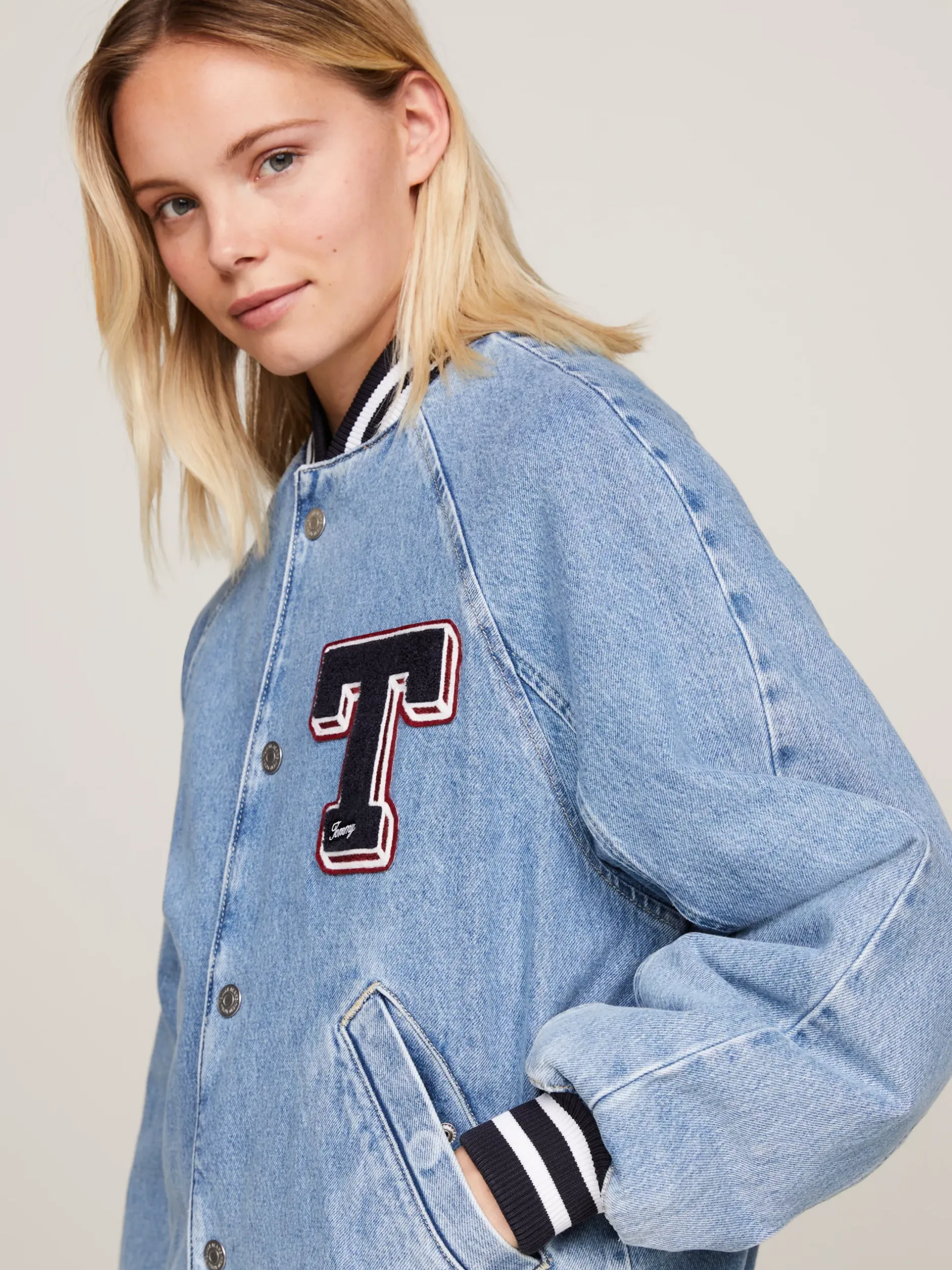 Kurtki & Płaszcze*Tommy Hilfiger Denimowa Kurtka Letterman W Uczelnianym Stylu DENIM LIGHT