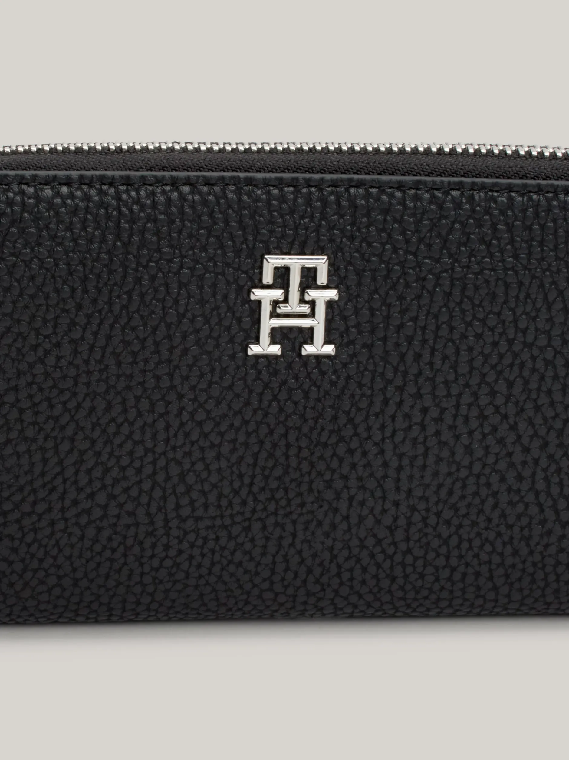 Portfele & Breloczki Do Kluczy*Tommy Hilfiger Duży Portfel TH Emblem Zapinany Na Zamek BLACK