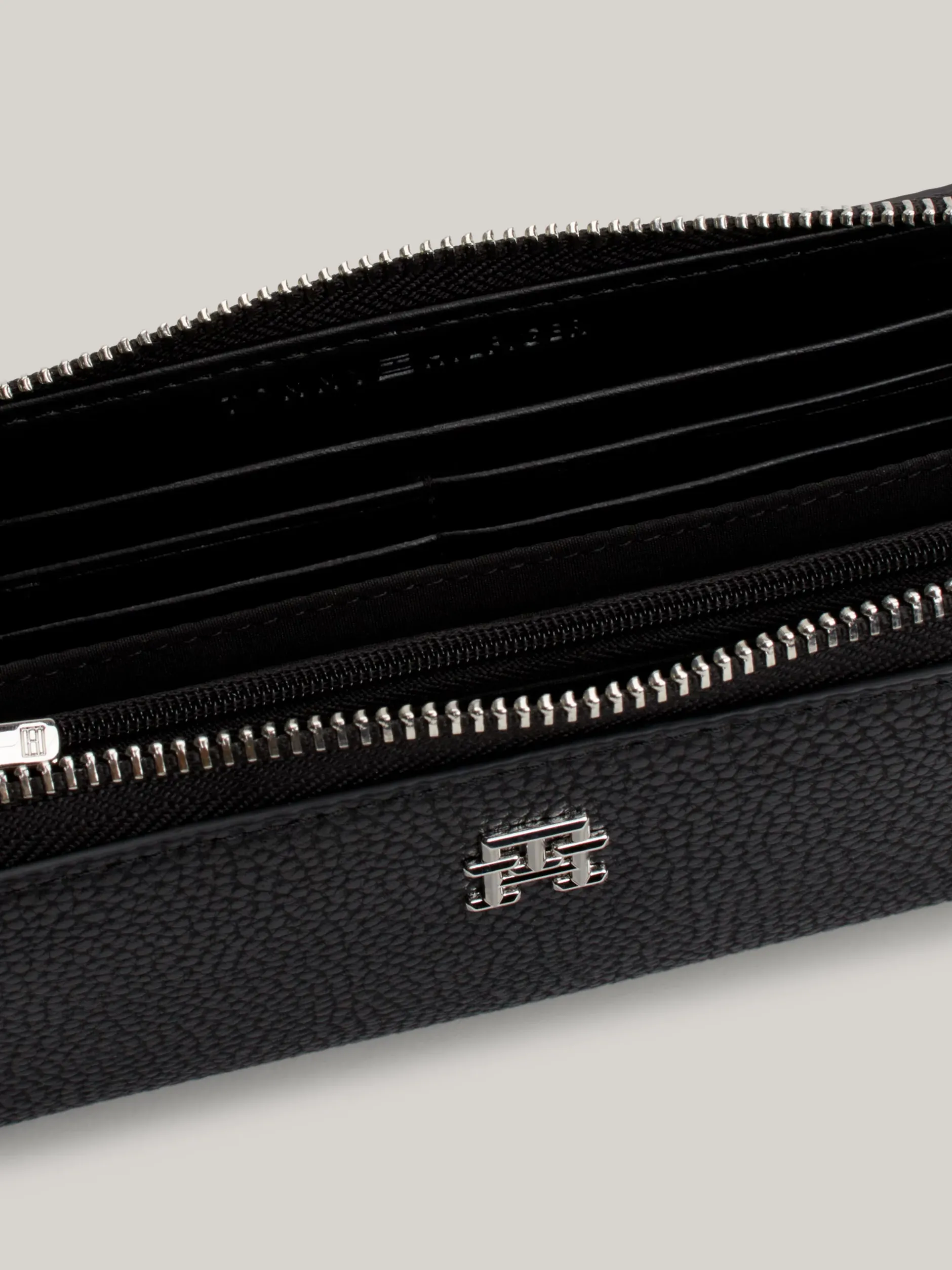 Portfele & Breloczki Do Kluczy*Tommy Hilfiger Duży Portfel TH Emblem Zapinany Na Zamek BLACK
