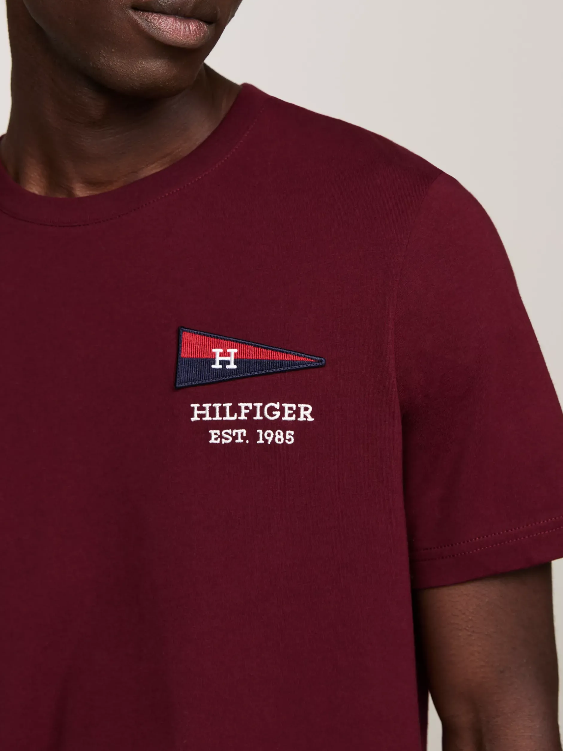 T-Shirty*Tommy Hilfiger Ekskluzywny T-shirt Z Flagą Hilfiger DEEP ROUGE