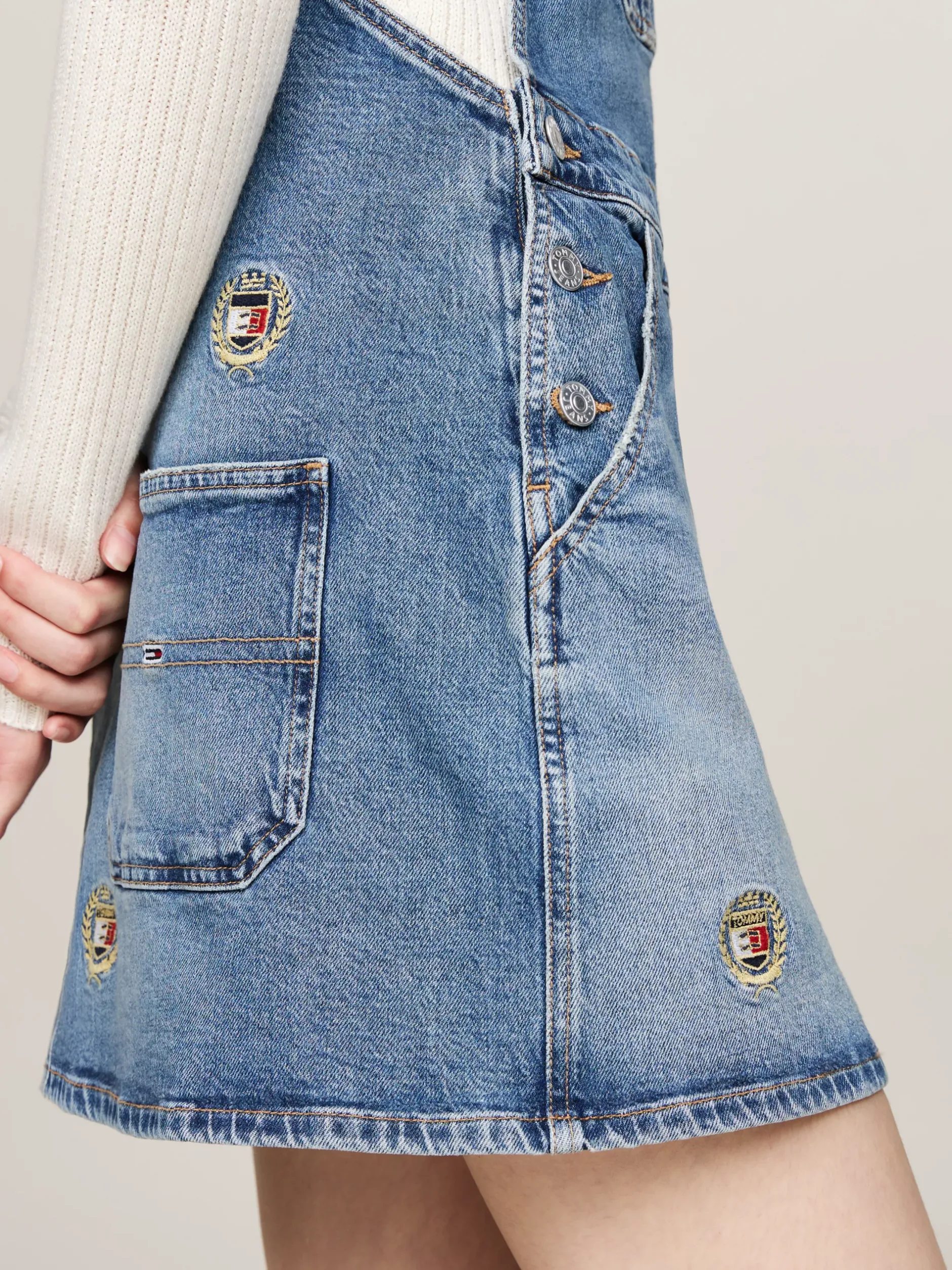 Sukienki*Tommy Hilfiger Jeansowa Sukienka Ogrodniczka Z Haftem DENIM MEDIUM