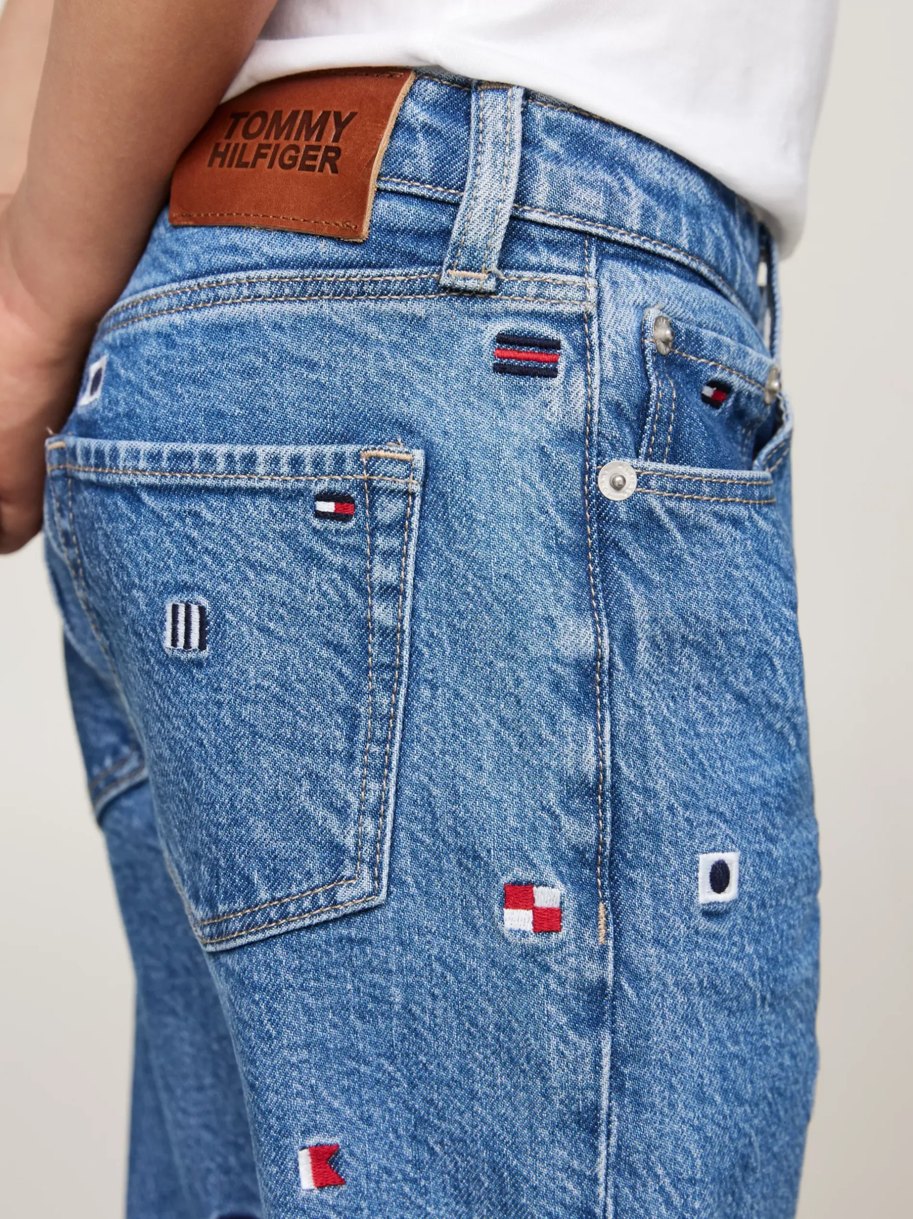 Jeansy*Tommy Hilfiger Jeansy W Haftowany Wzór Z Motywem Flagi CRITTER