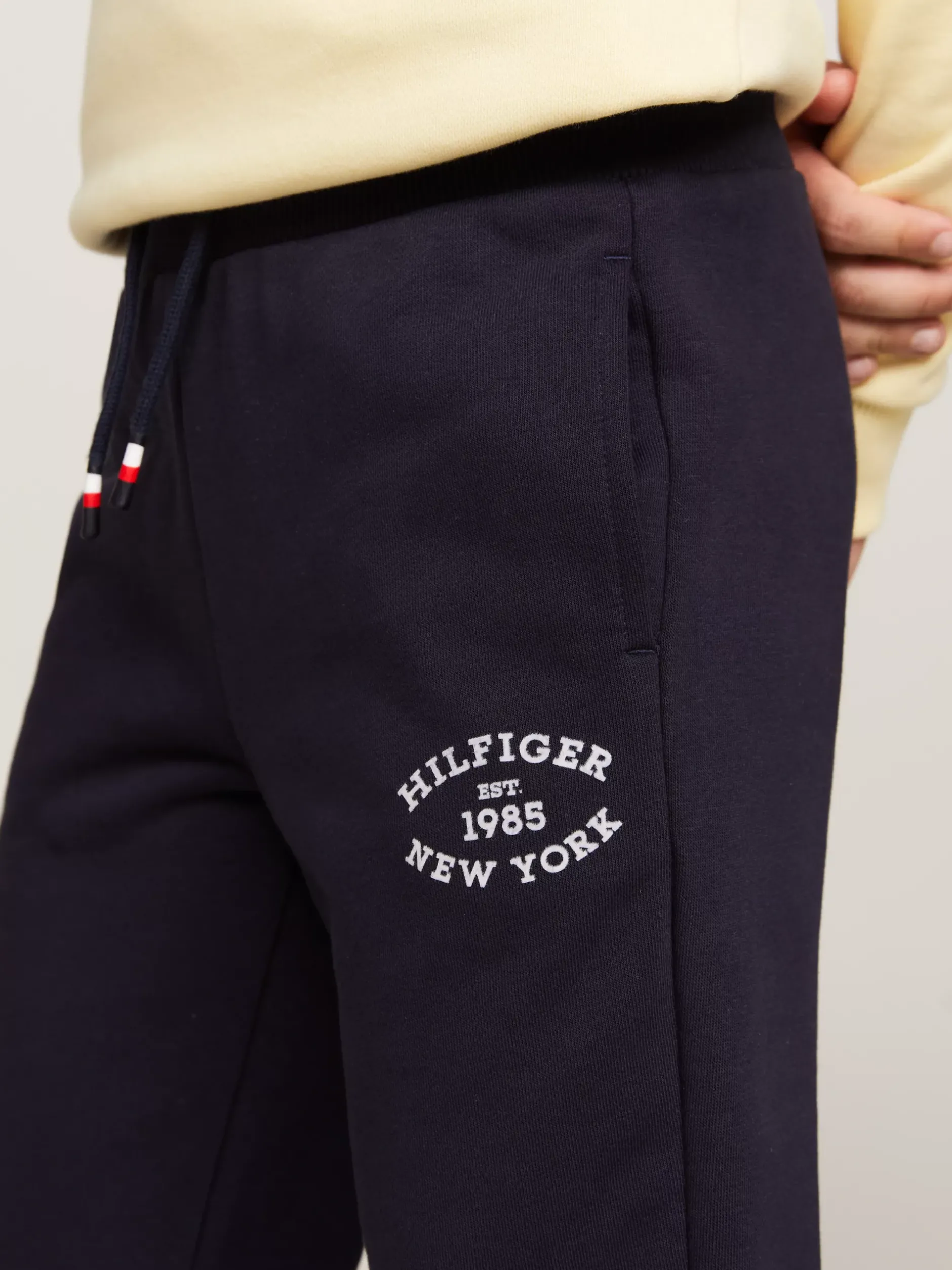 Spodnie I Szorty*Tommy Hilfiger Joggersy Z Flokowanym Logo Hilfiger DESERT SKY