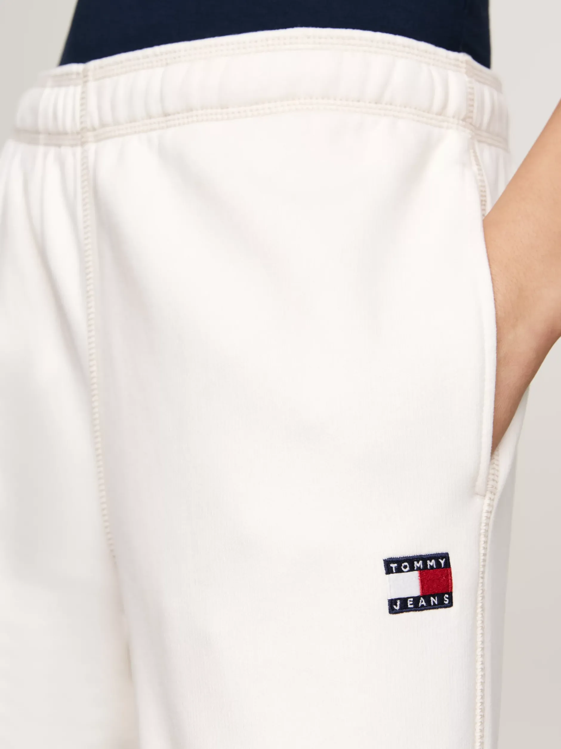 Spodnie*Tommy Hilfiger Joggery Z Ozdobnym Stębnowaniem I Naszywką ANCIENT WHITE