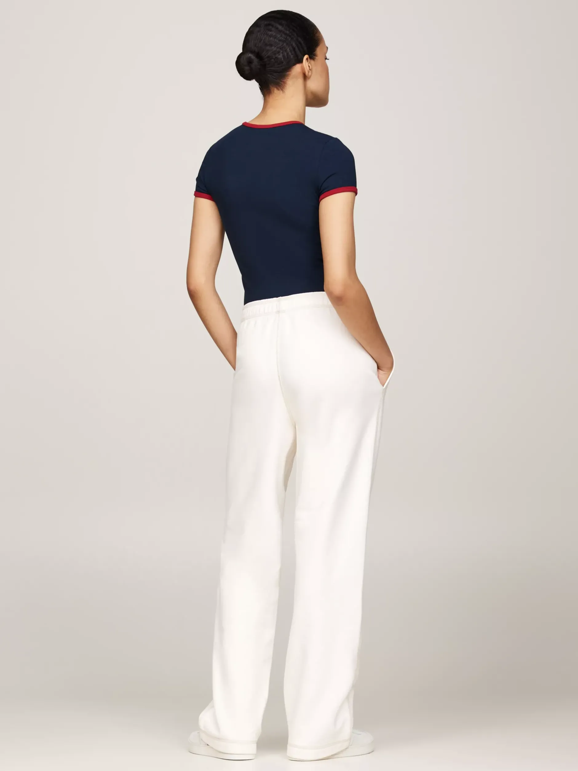 Spodnie*Tommy Hilfiger Joggery Z Ozdobnym Stębnowaniem I Naszywką ANCIENT WHITE