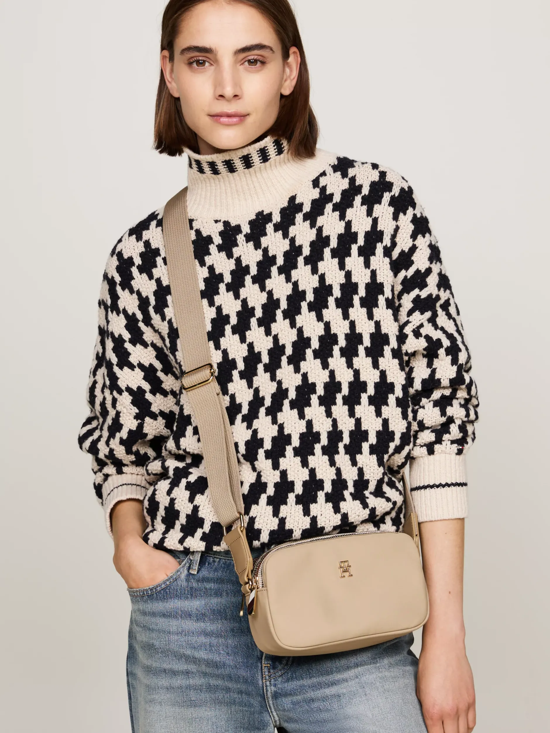 Torebki Na Pasku*Tommy Hilfiger Kompaktowa Torebka Z Sygnowanym Zamkiem BEIGE
