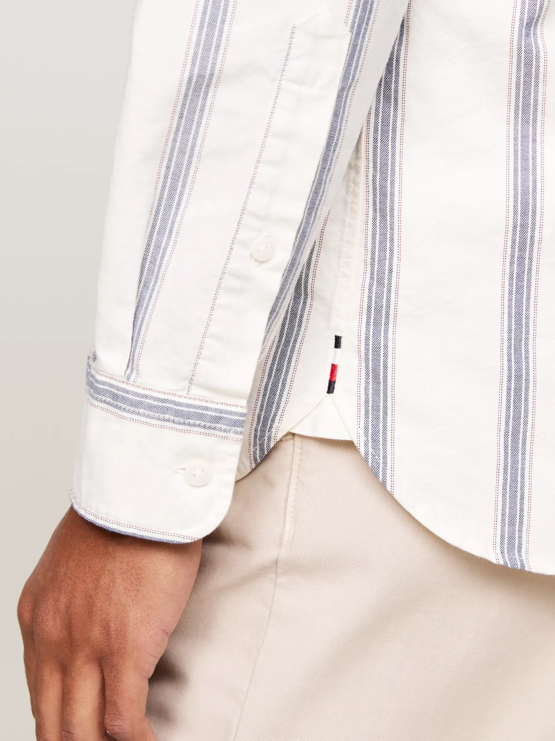 Koszule*Tommy Hilfiger Koszula O Regularnym Kroju W Cieniowane Paski ANCIENT WHITE/DARK NAVY/DARK MAGMA