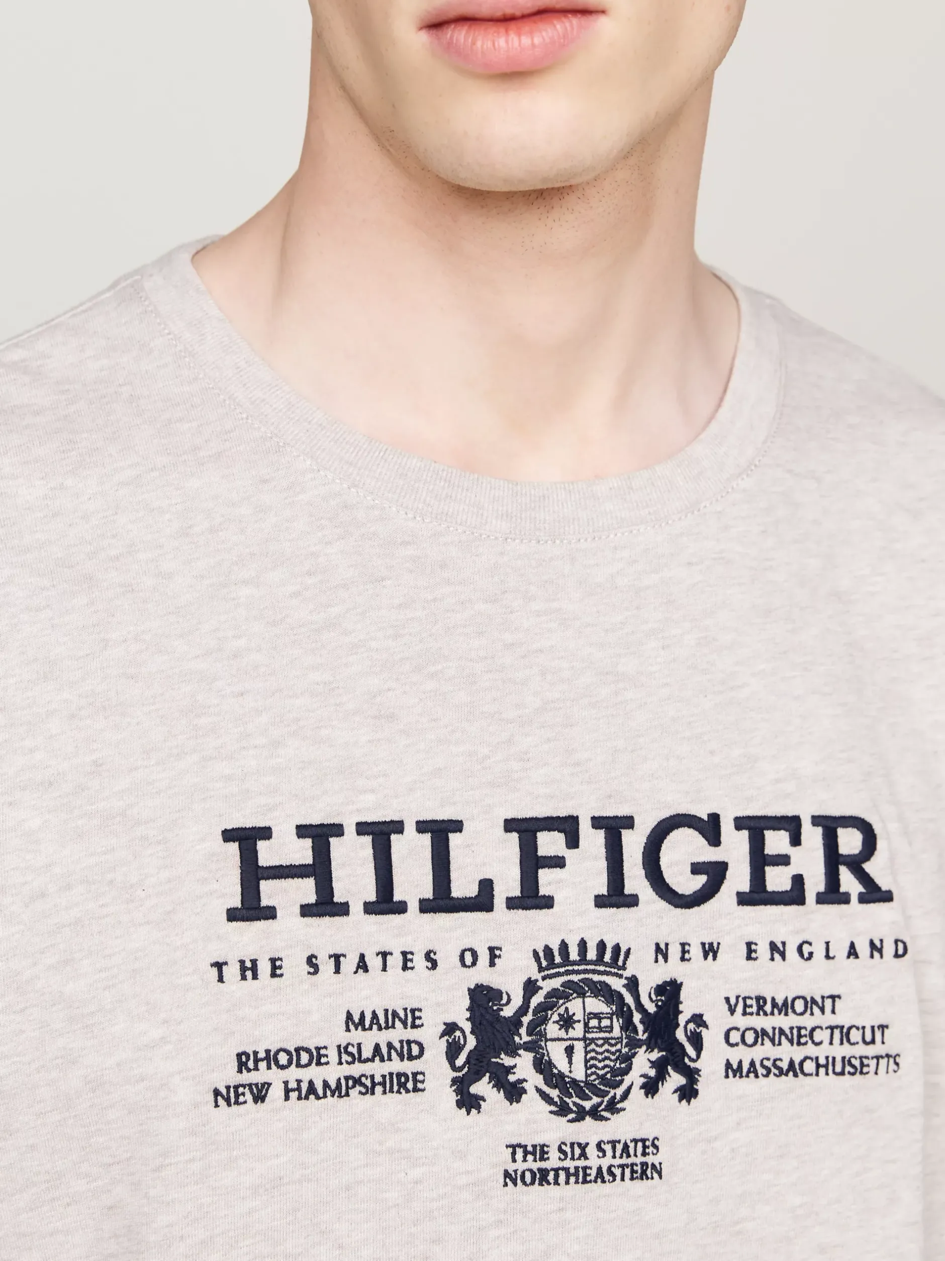 T-Shirty*Tommy Hilfiger Koszulka Z Haftowanym Emblematem HEATHERED PEBBLE