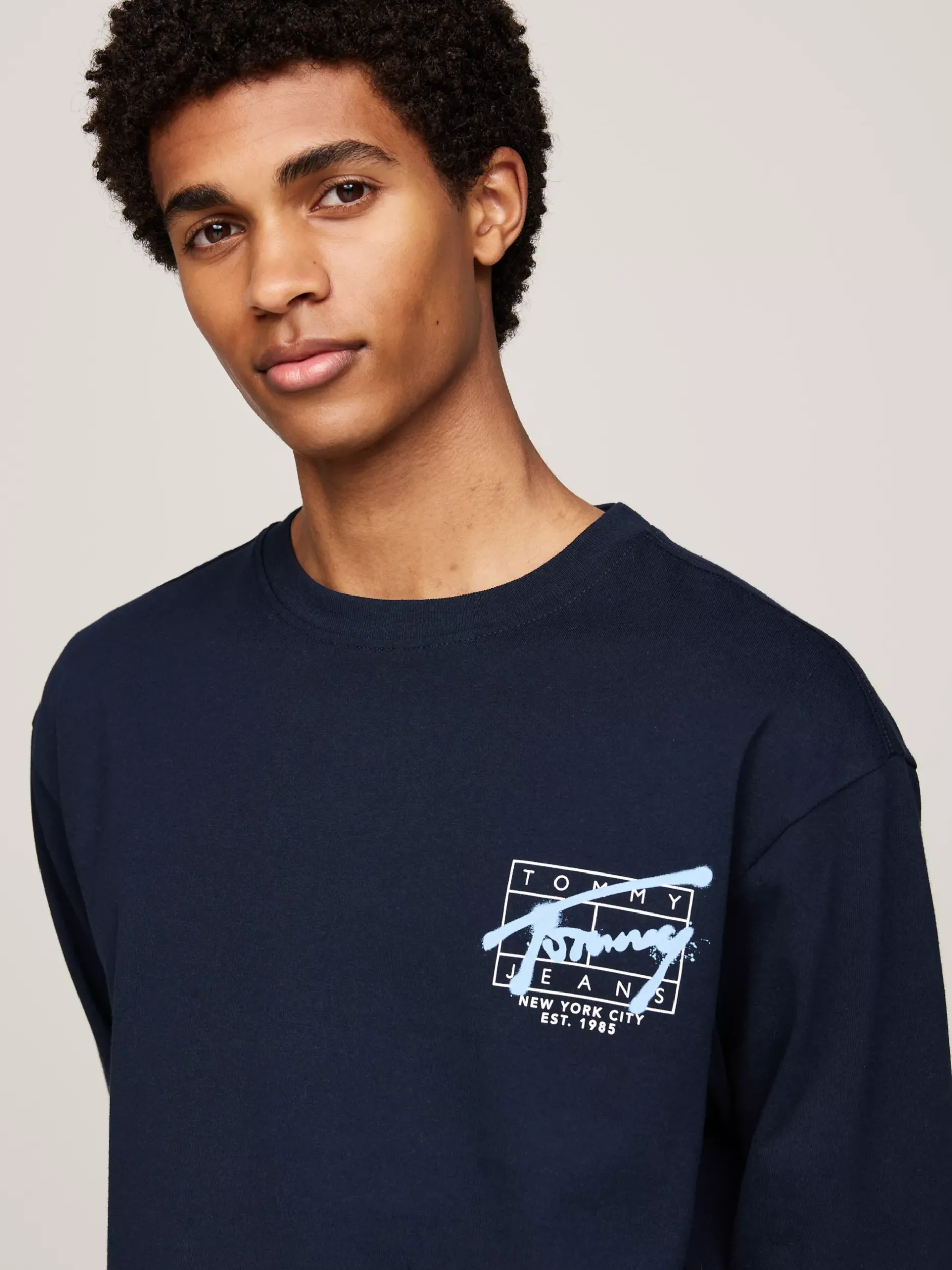 T-Shirty*Tommy Hilfiger Longsleeve Z Logo W Stylu Graffiti DARK NIGHT NAVY
