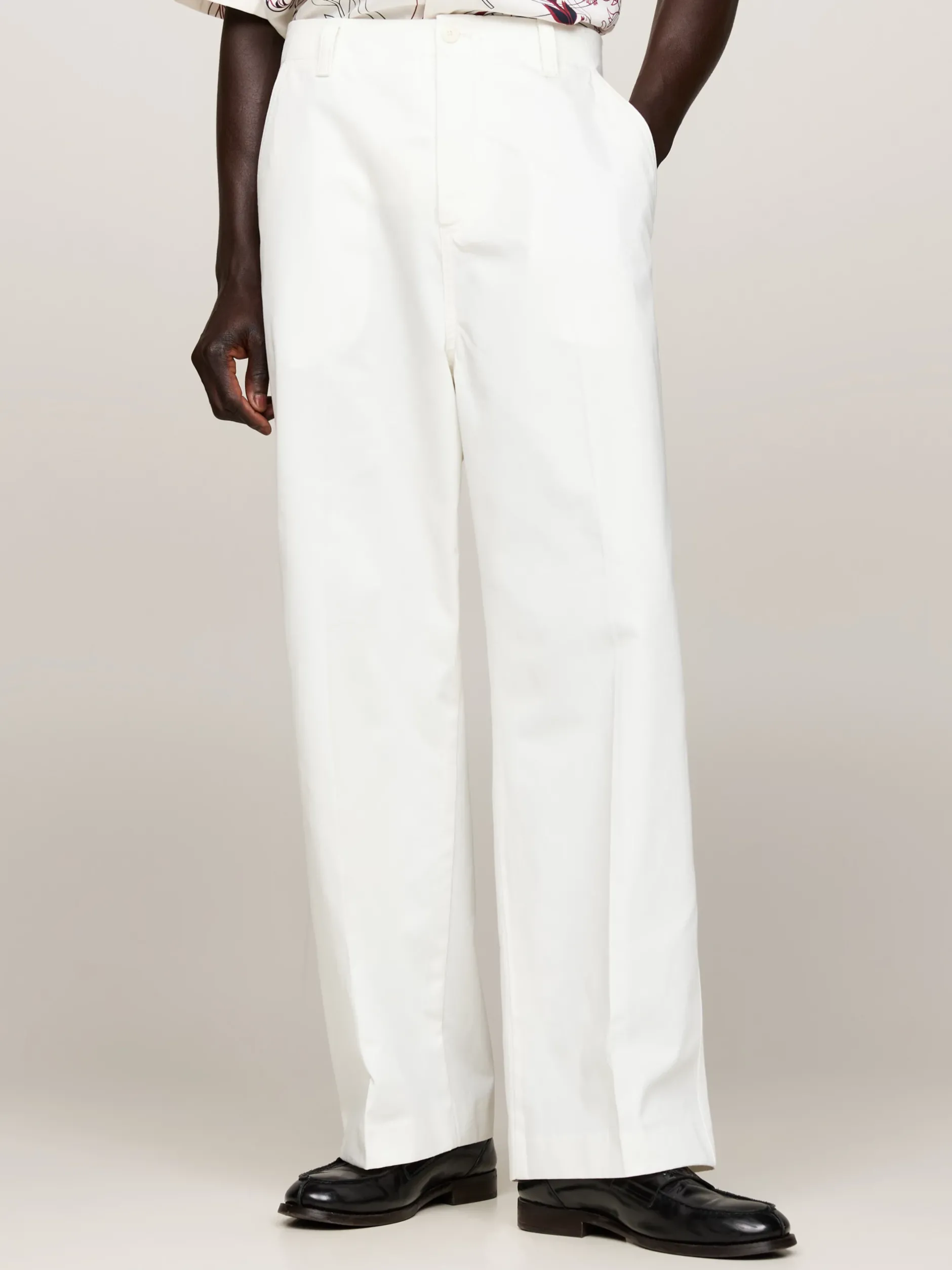 Spodnie*Tommy Hilfiger Luźne Chinosy Z Emblematem IVORY