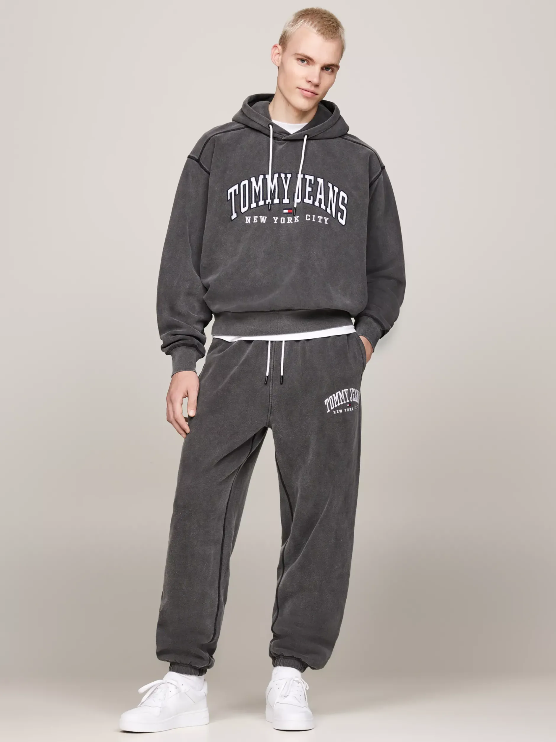 Spodnie*Tommy Hilfiger Luźne Joggery W Uczelnianym Stylu BLACK
