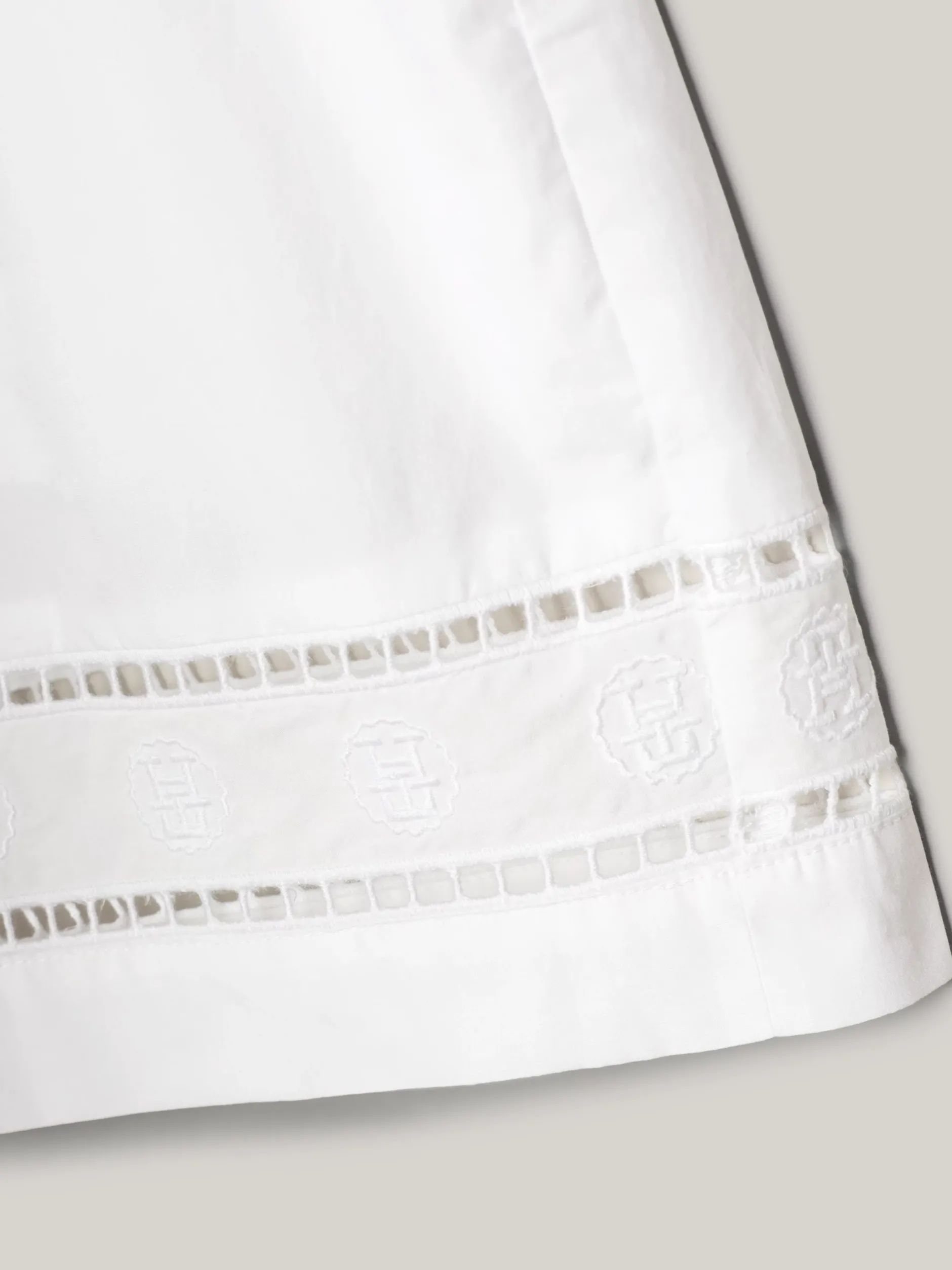 Szorty*Tommy Hilfiger Luźne Szorty Z Haftem Angielskim I Monogramem TH TH OPTIC WHITE