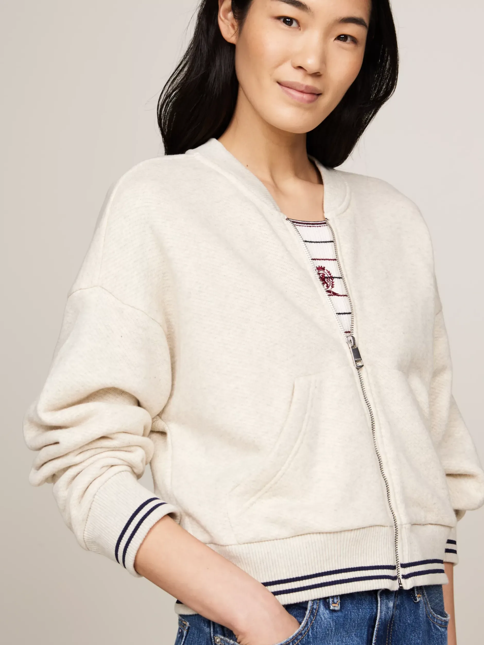 Bluzy Dresowe & Z Kapturem*Tommy Hilfiger Luźny Sweter Z Zapięciem Na Zamek I Logo ANCIENT WHITE