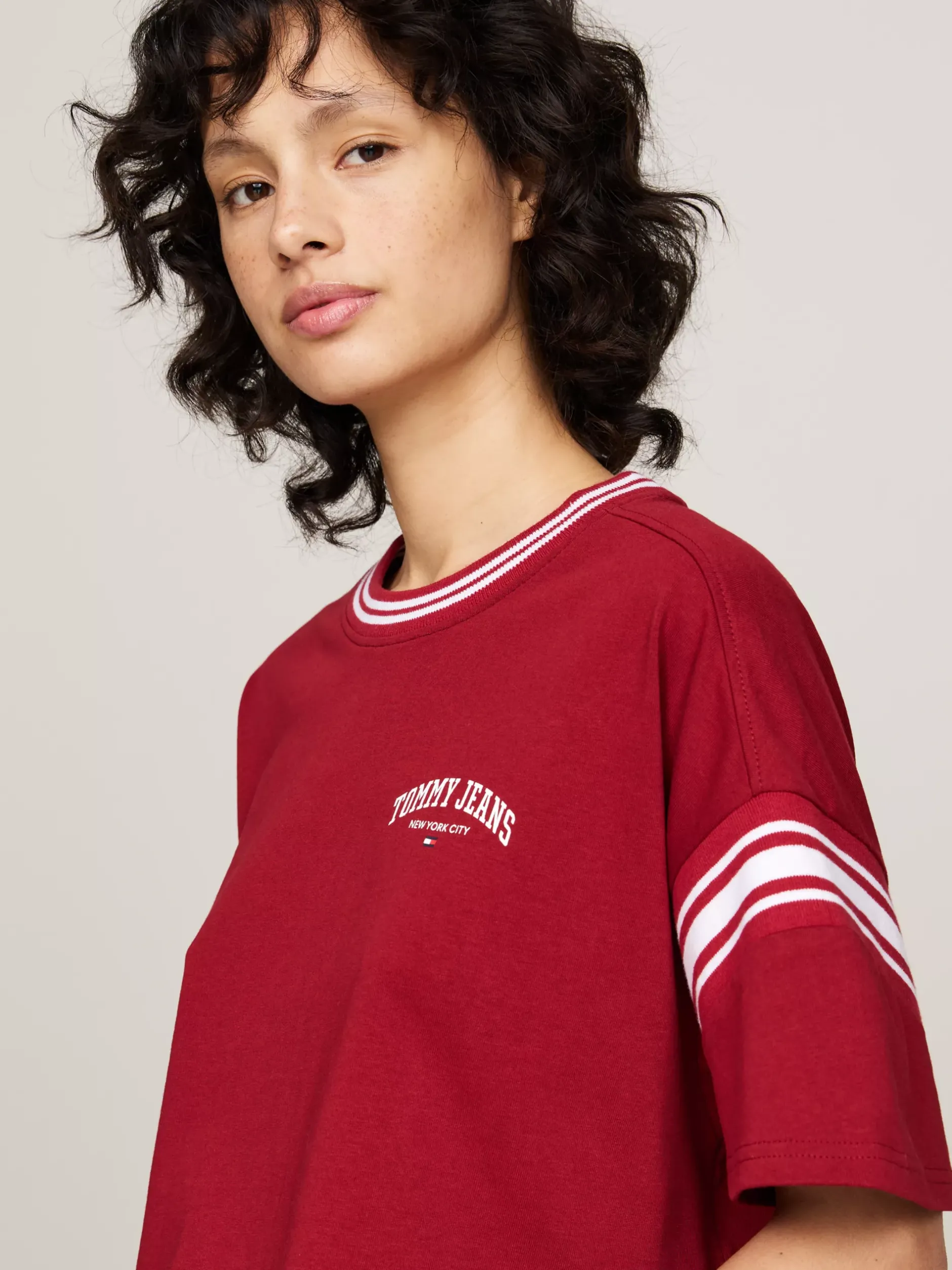 T-Shirty*Tommy Hilfiger Luźny T-shirt W Stylu Varsity REGATTA RED