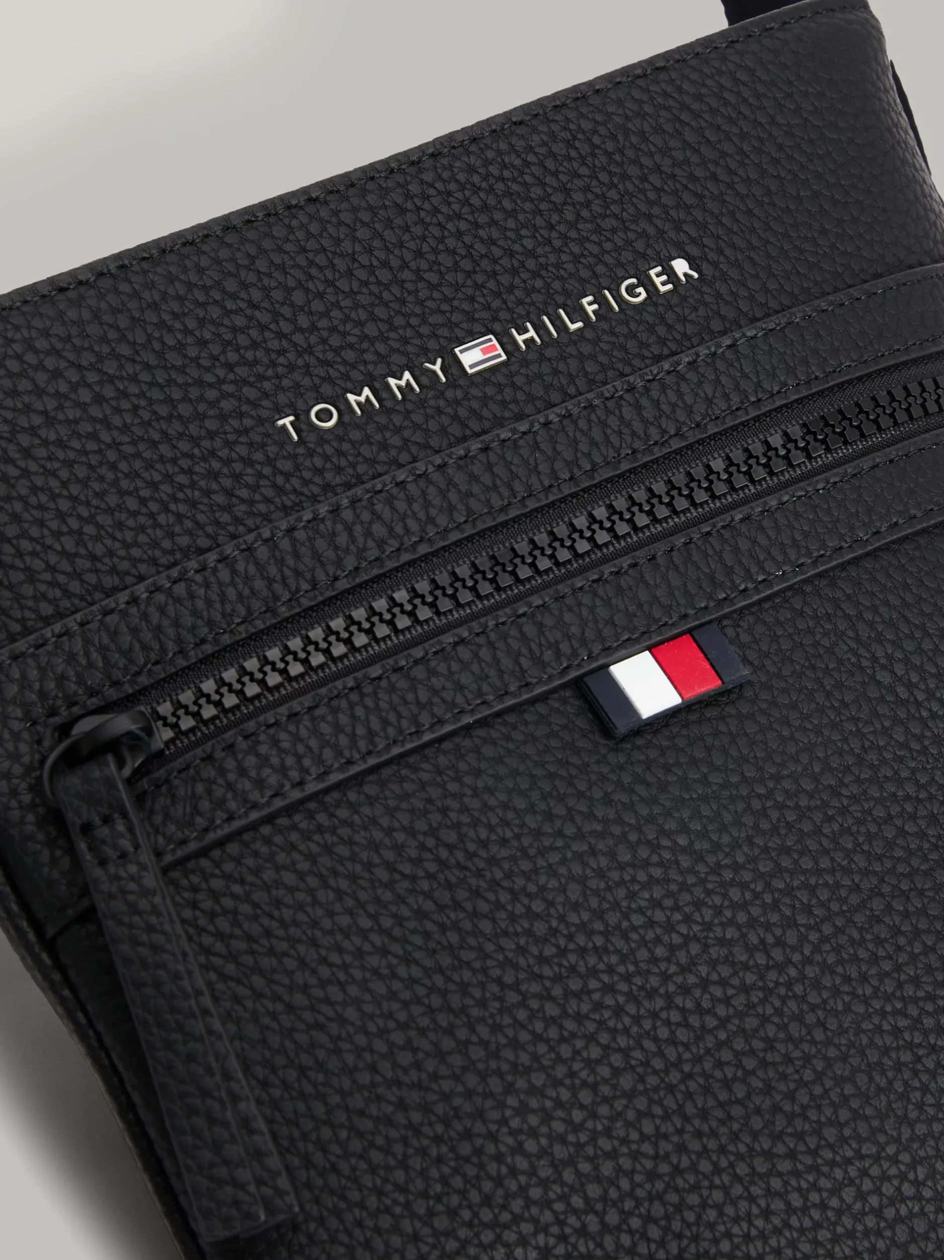 Torebki Na Pasku*Tommy Hilfiger Mała Torba Na Ramię Z Kolekcji Essential BLACK