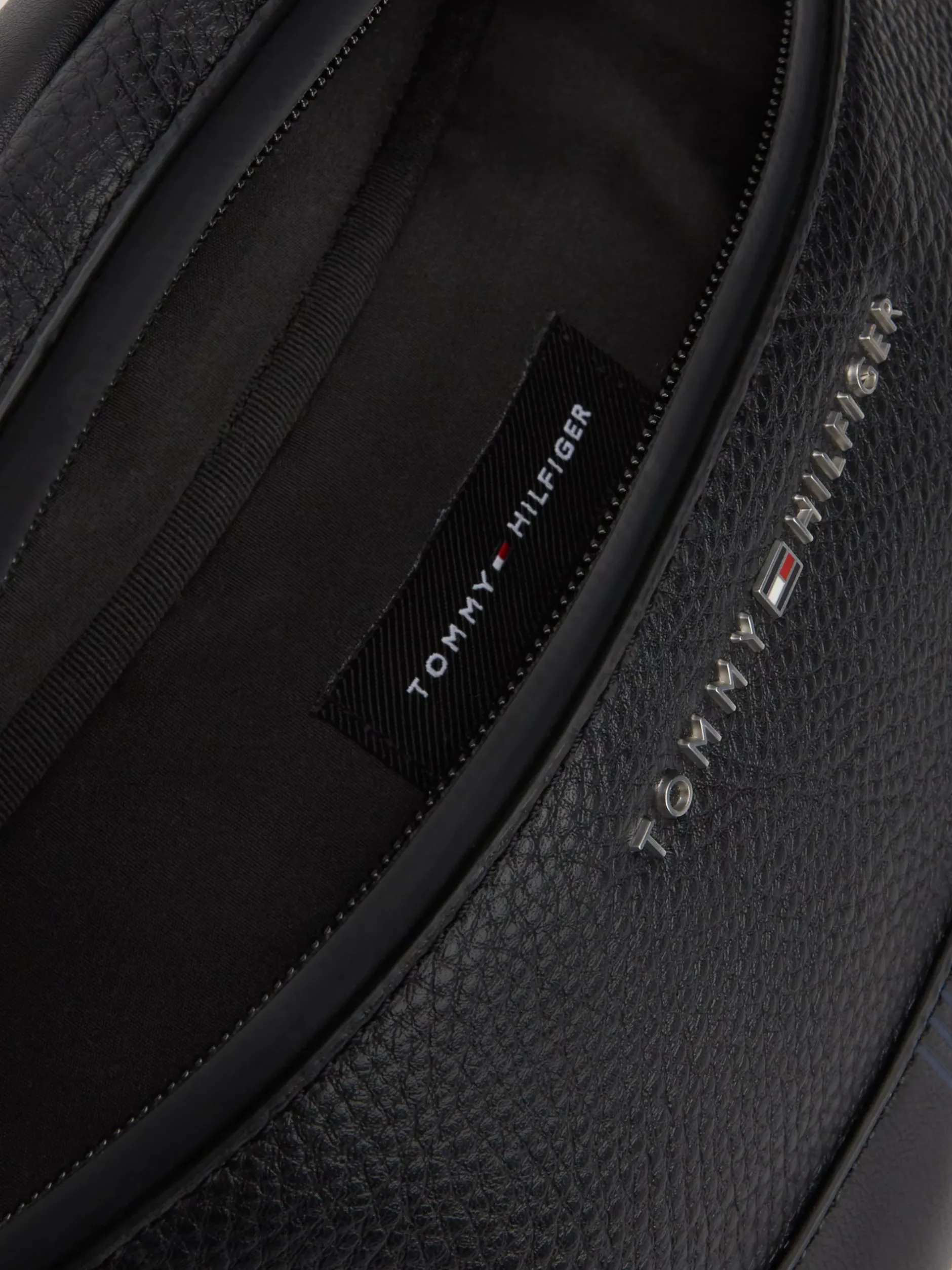 Torebki Na Pasku*Tommy Hilfiger Nerka Z Metalowym Logo BLACK