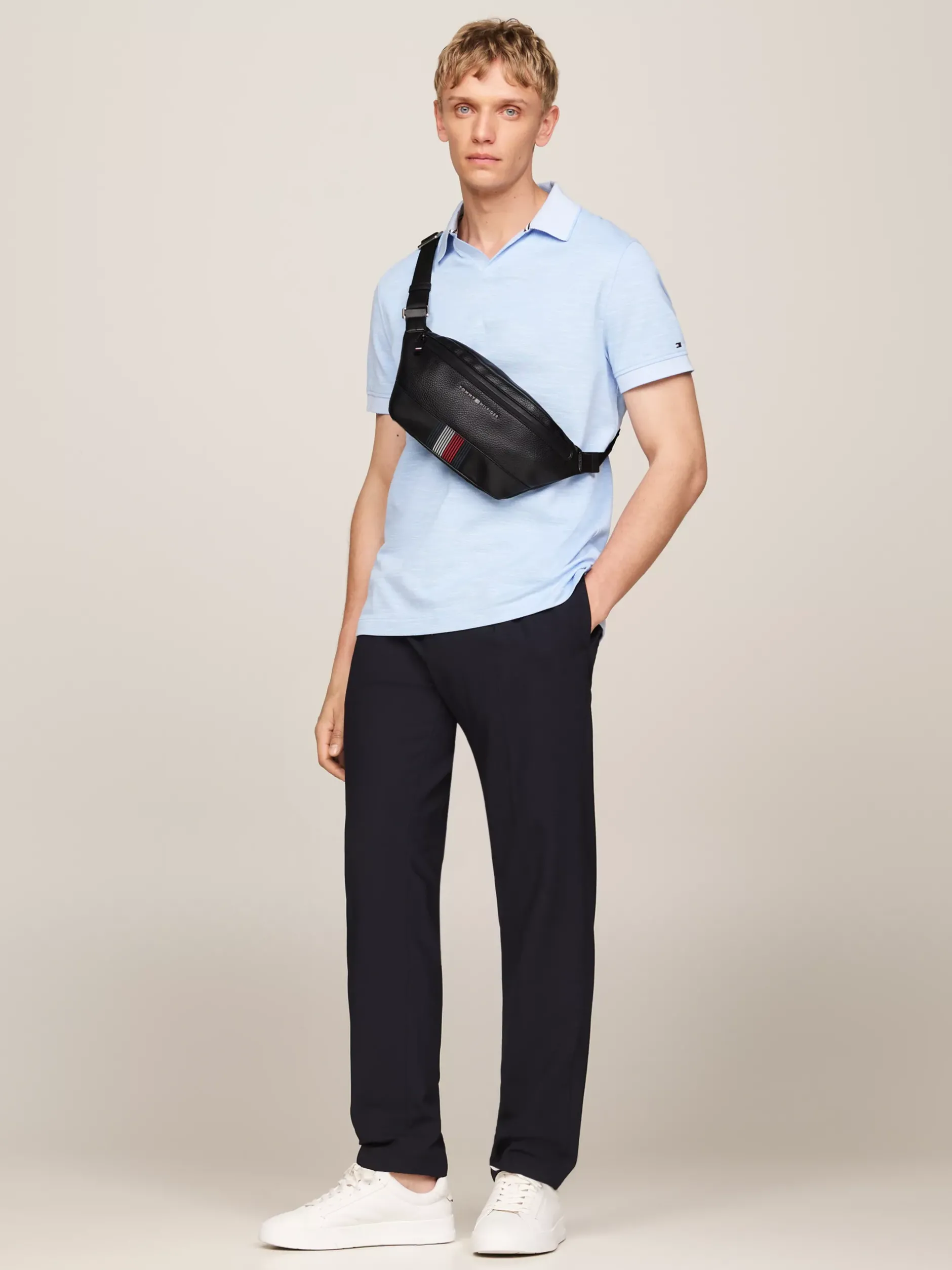 Torebki Na Pasku*Tommy Hilfiger Nerka Z Metalowym Logo BLACK