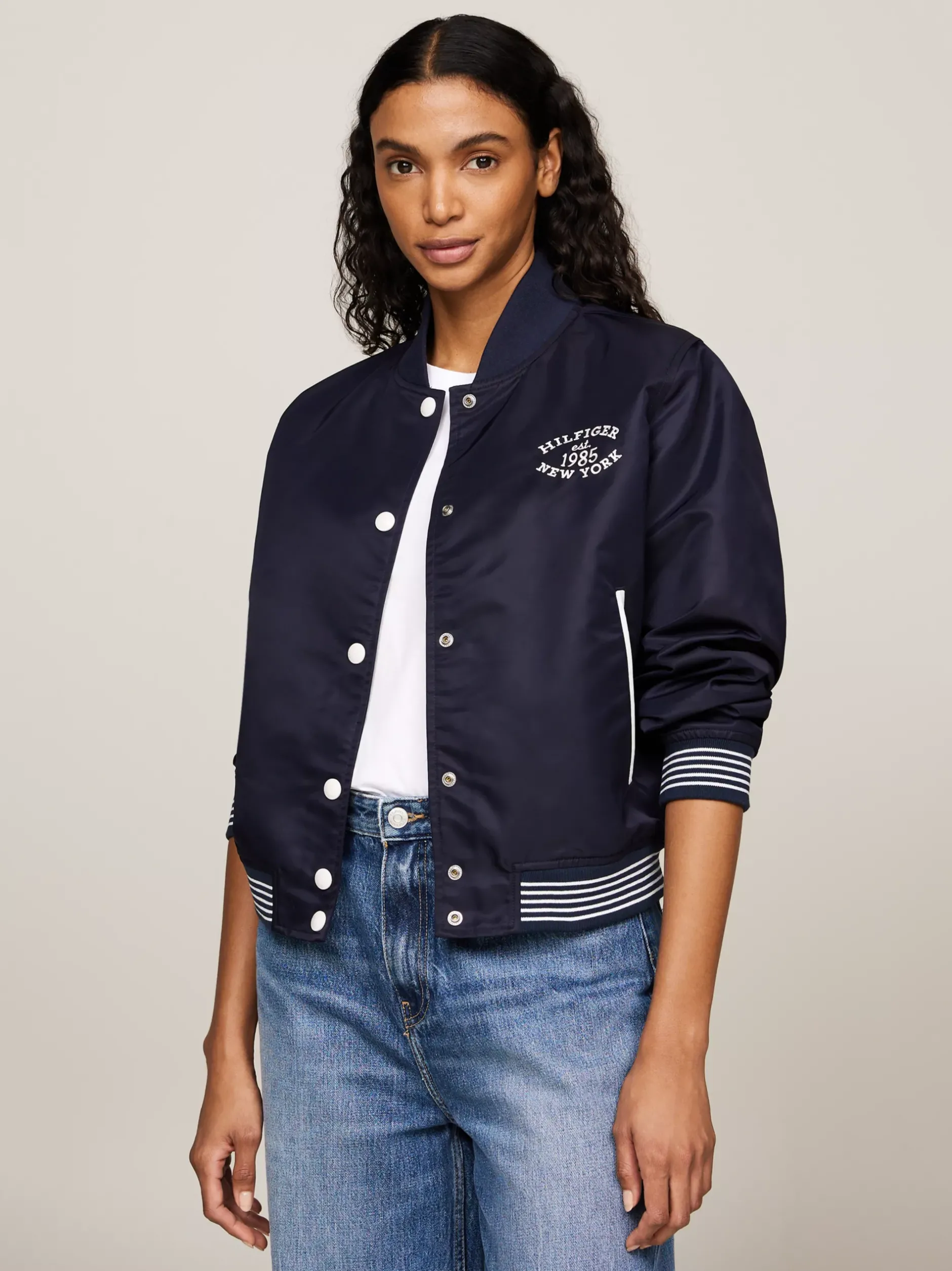 Kurtki & Płaszcze*Tommy Hilfiger Nieprzemakalna Kurtka Bomber W Stylu Varsity DESERT SKY
