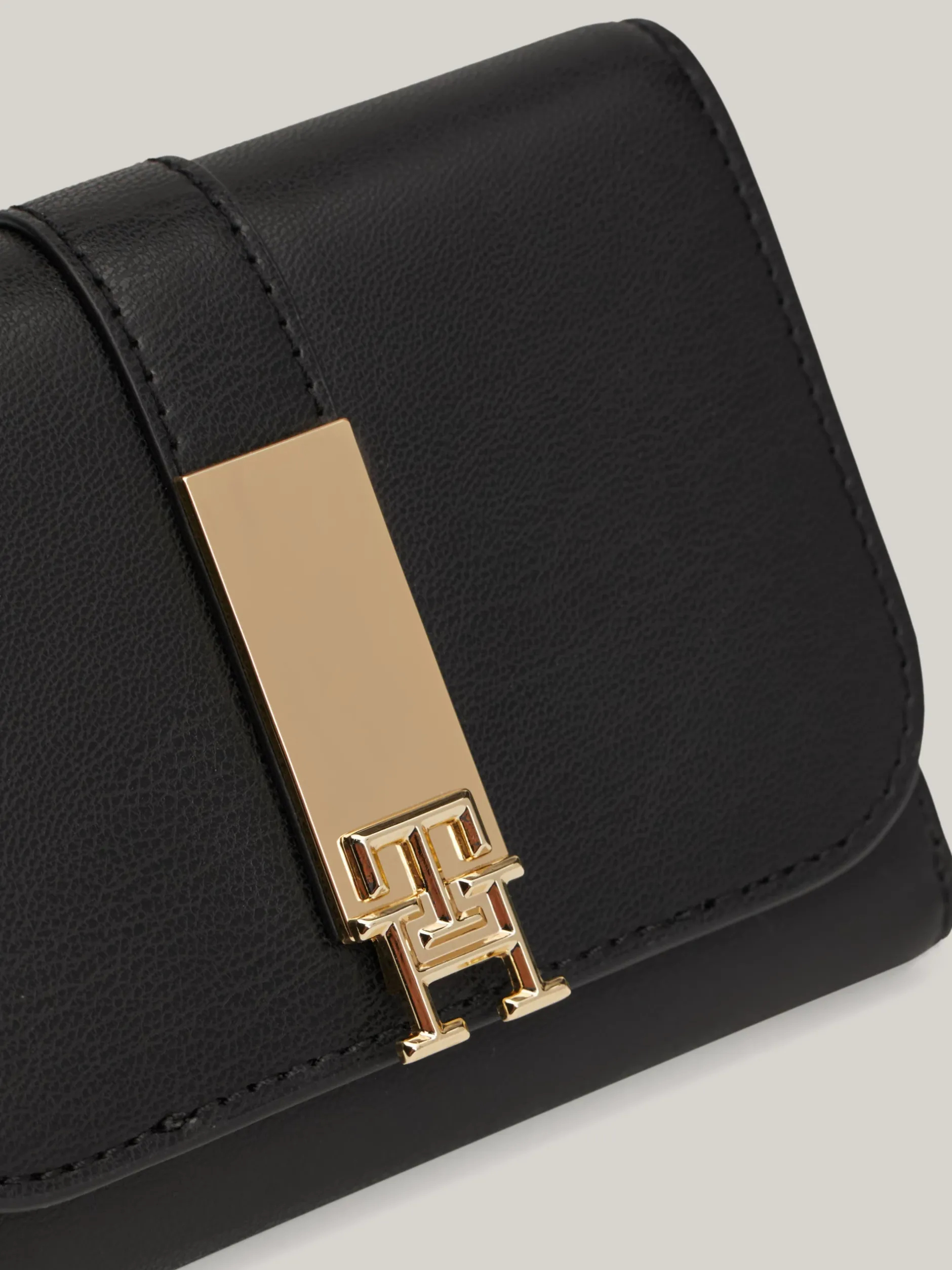 Portfele & Breloczki Do Kluczy*Tommy Hilfiger Porfel Z Klapką I Monogramem TH Heritage BLACK