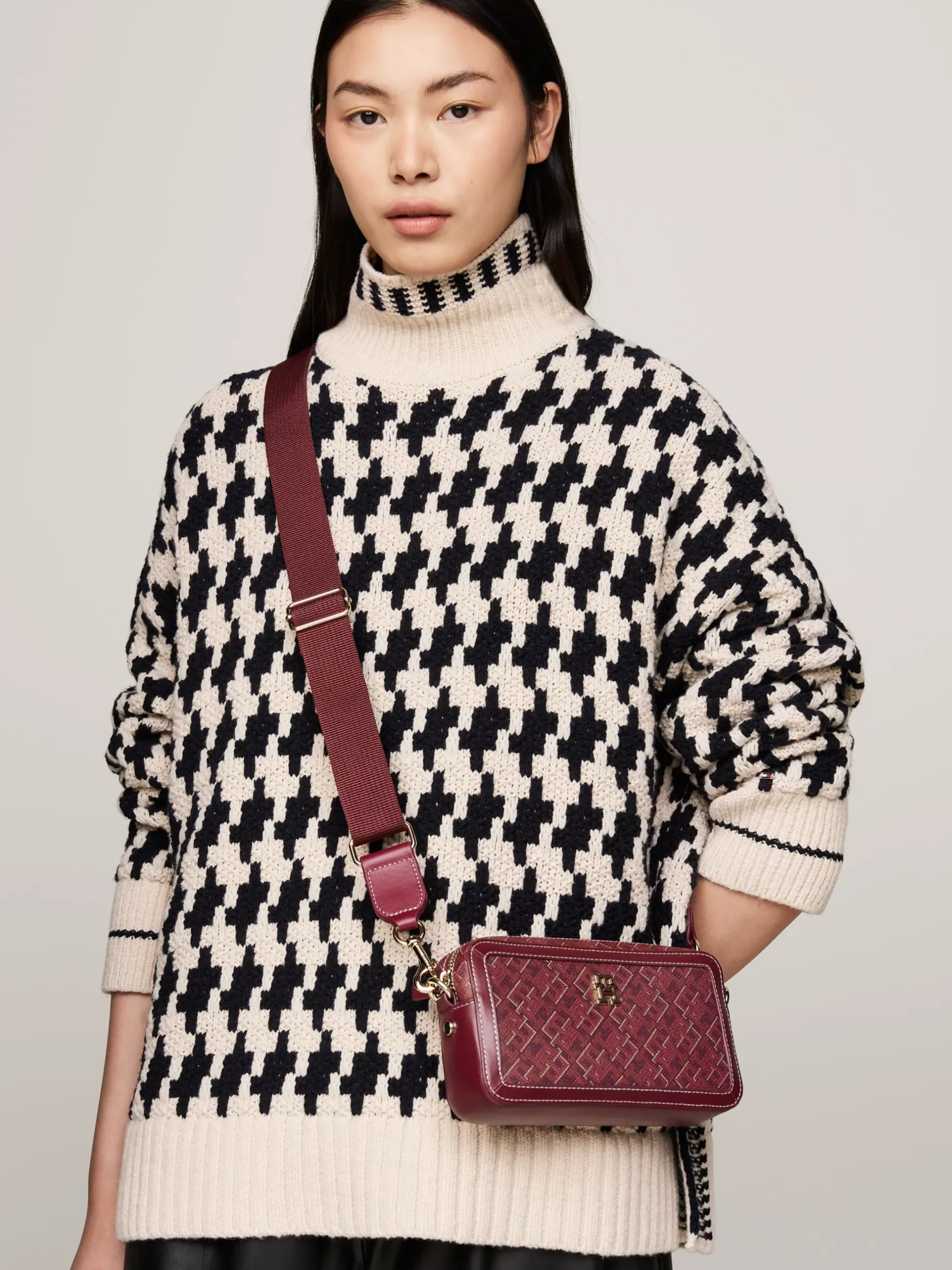 Torebki Na Pasku*Tommy Hilfiger Prostokątna Torebka TH Monoplay ROUGE