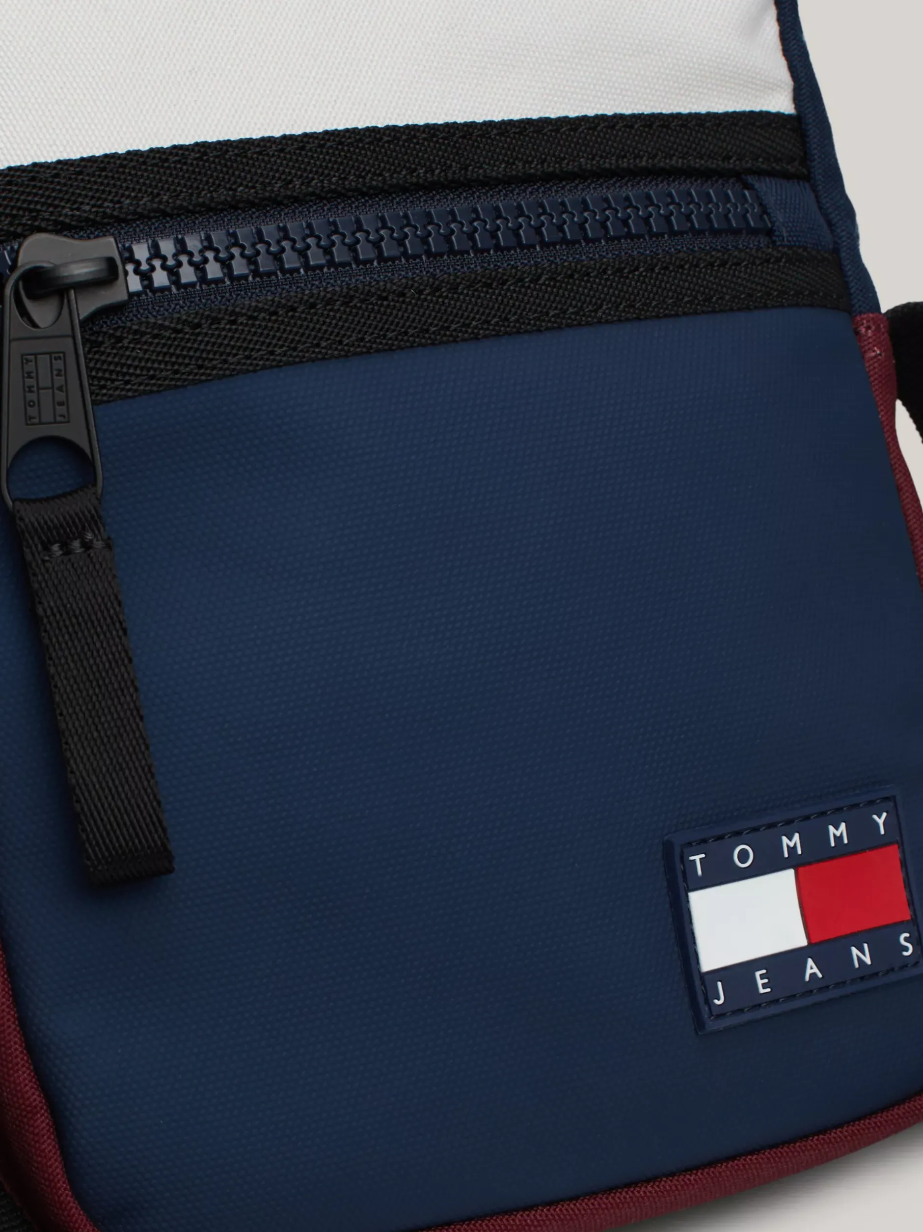 Torebki Na Pasku*Tommy Hilfiger Reporterka W Bloki Kolorów Z Logo WINTER CORPORATE