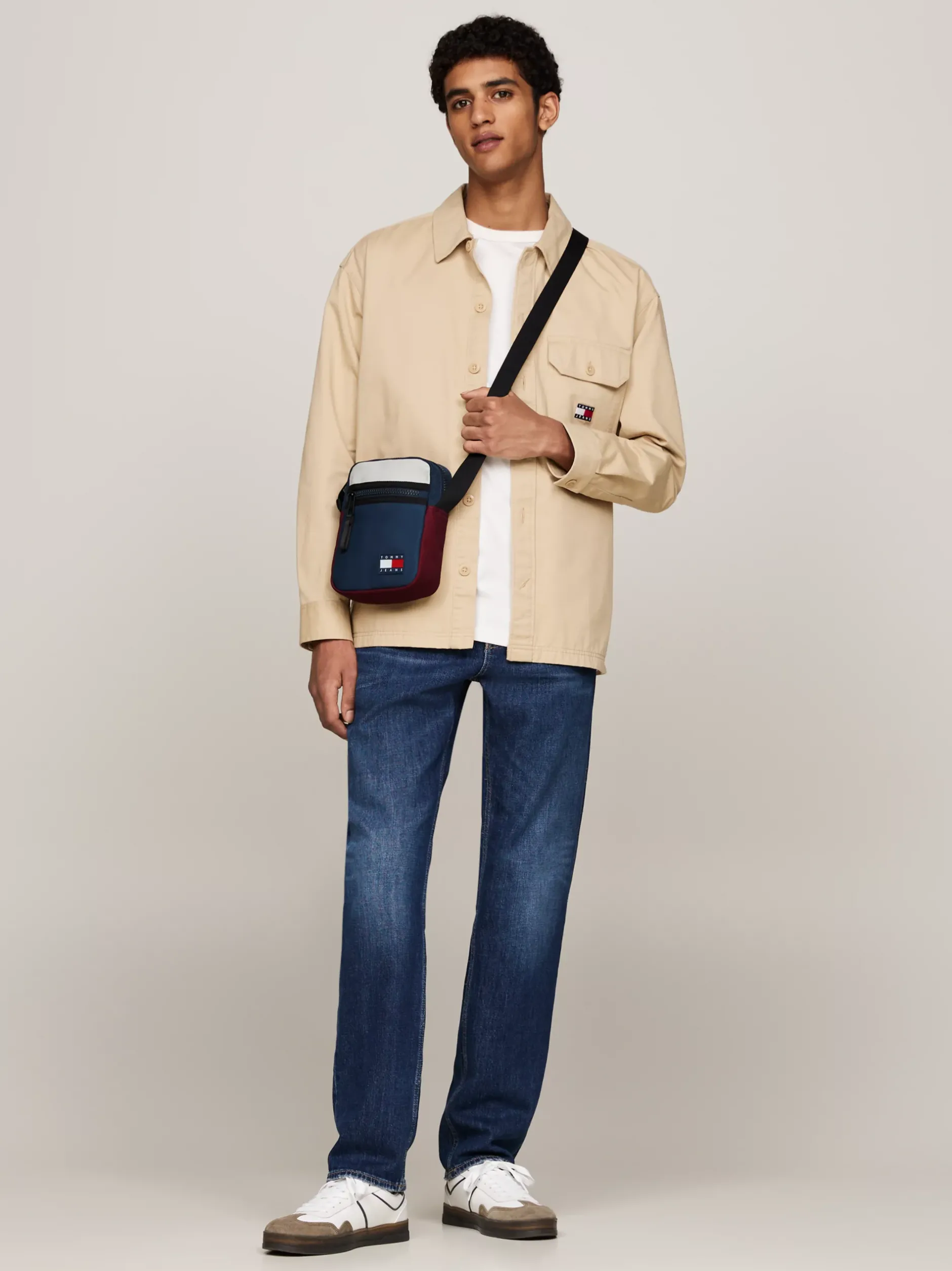 Torebki Na Pasku*Tommy Hilfiger Reporterka W Bloki Kolorów Z Logo WINTER CORPORATE