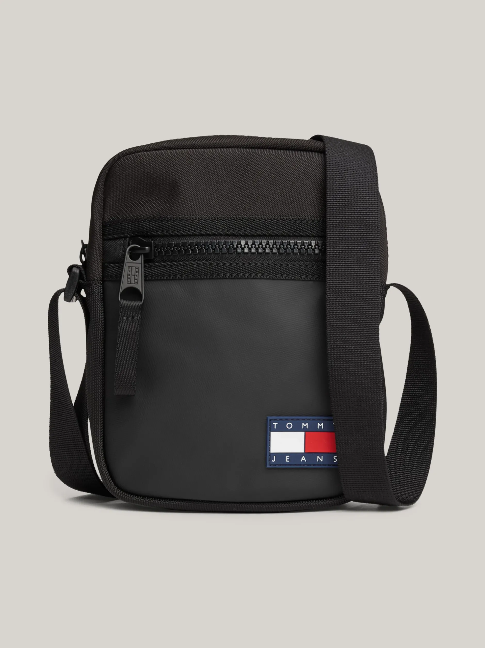 Torebki Na Pasku*Tommy Hilfiger Reporterka W Bloki Kolorów Z Logo BLACK