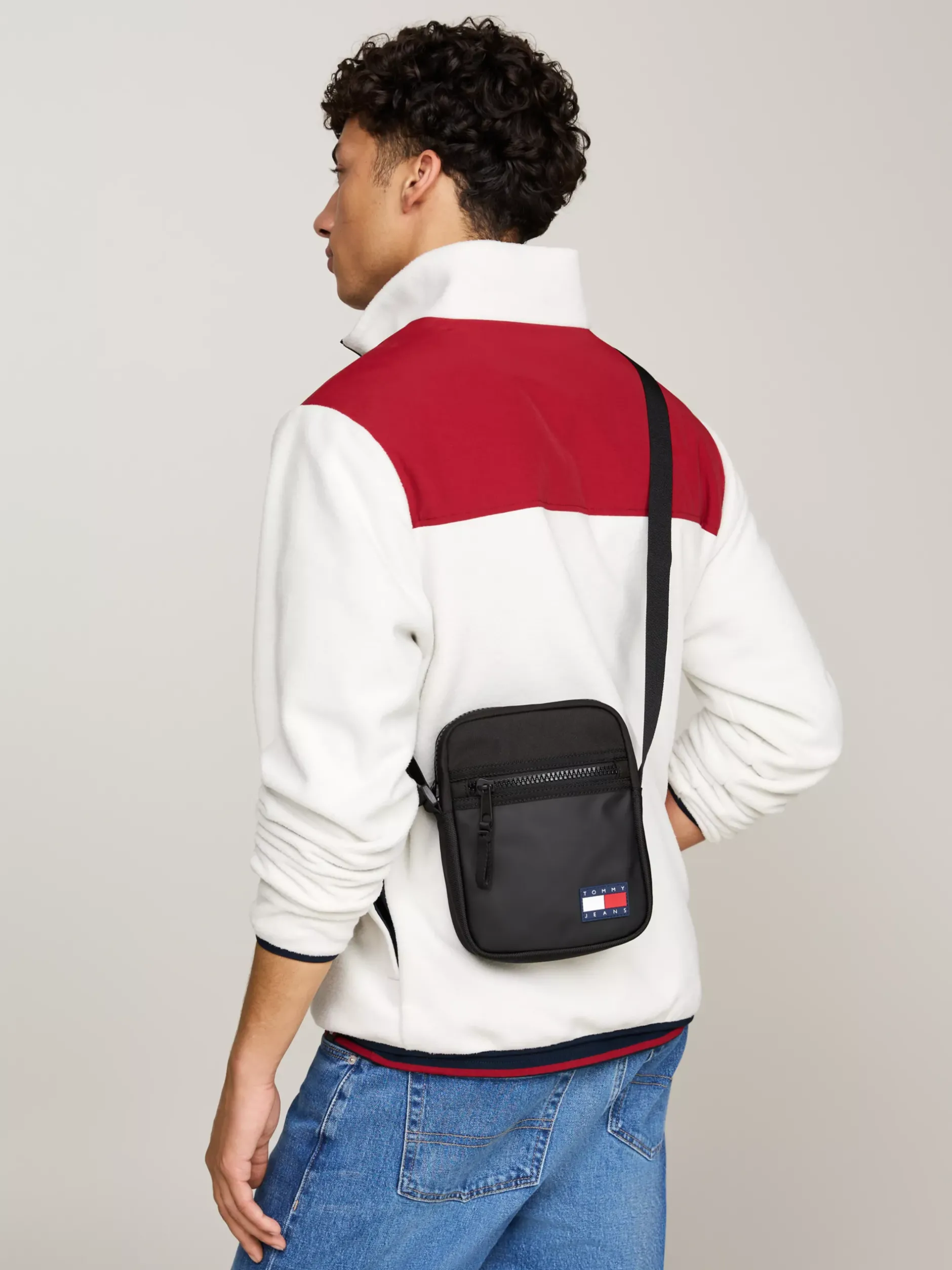 Torebki Na Pasku*Tommy Hilfiger Reporterka W Bloki Kolorów Z Logo BLACK