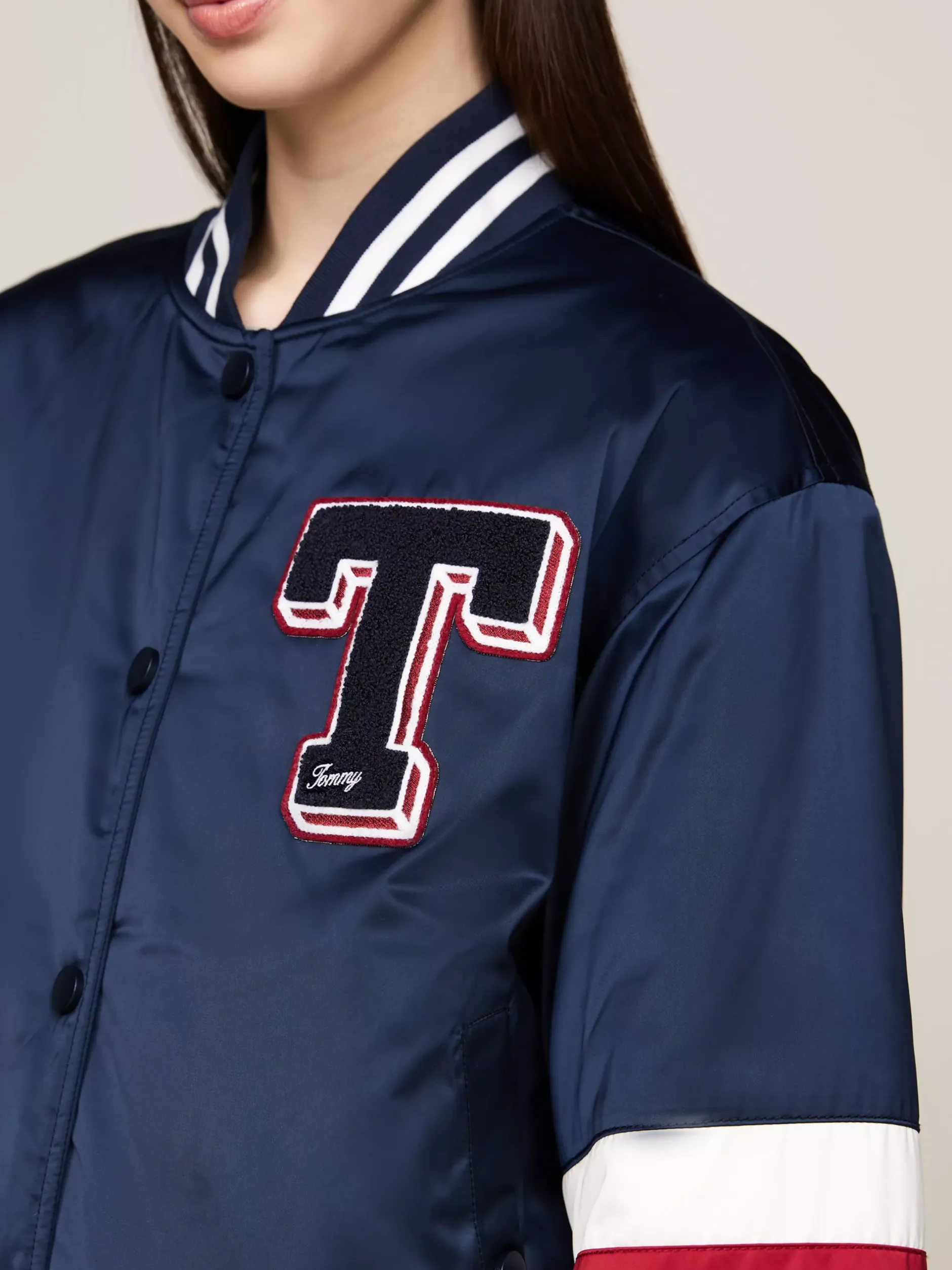 Kurtki & Płaszcze*Tommy Hilfiger Satynowa Kurtka Bomber Z Logo W Stylu Letterman DARK NIGHT NAVY