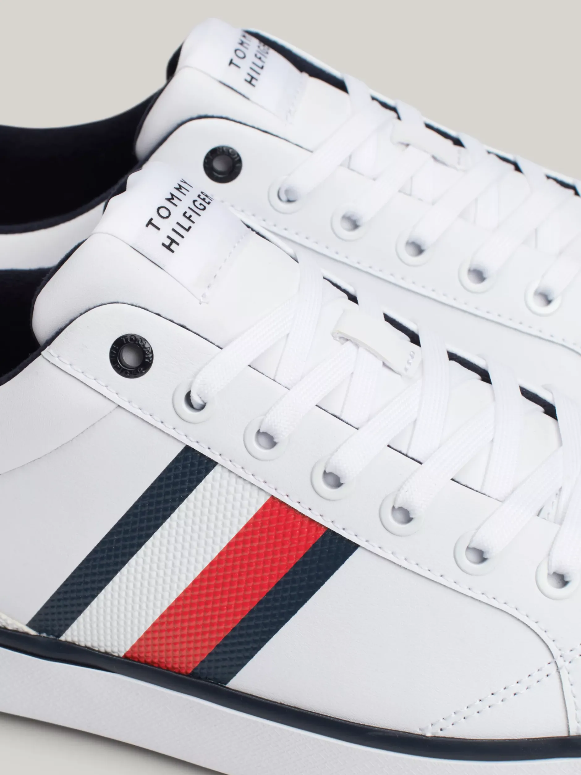 White Trainers*Tommy Hilfiger Skórzane Tenisówki Z Delikatnym Protektorem WHITE