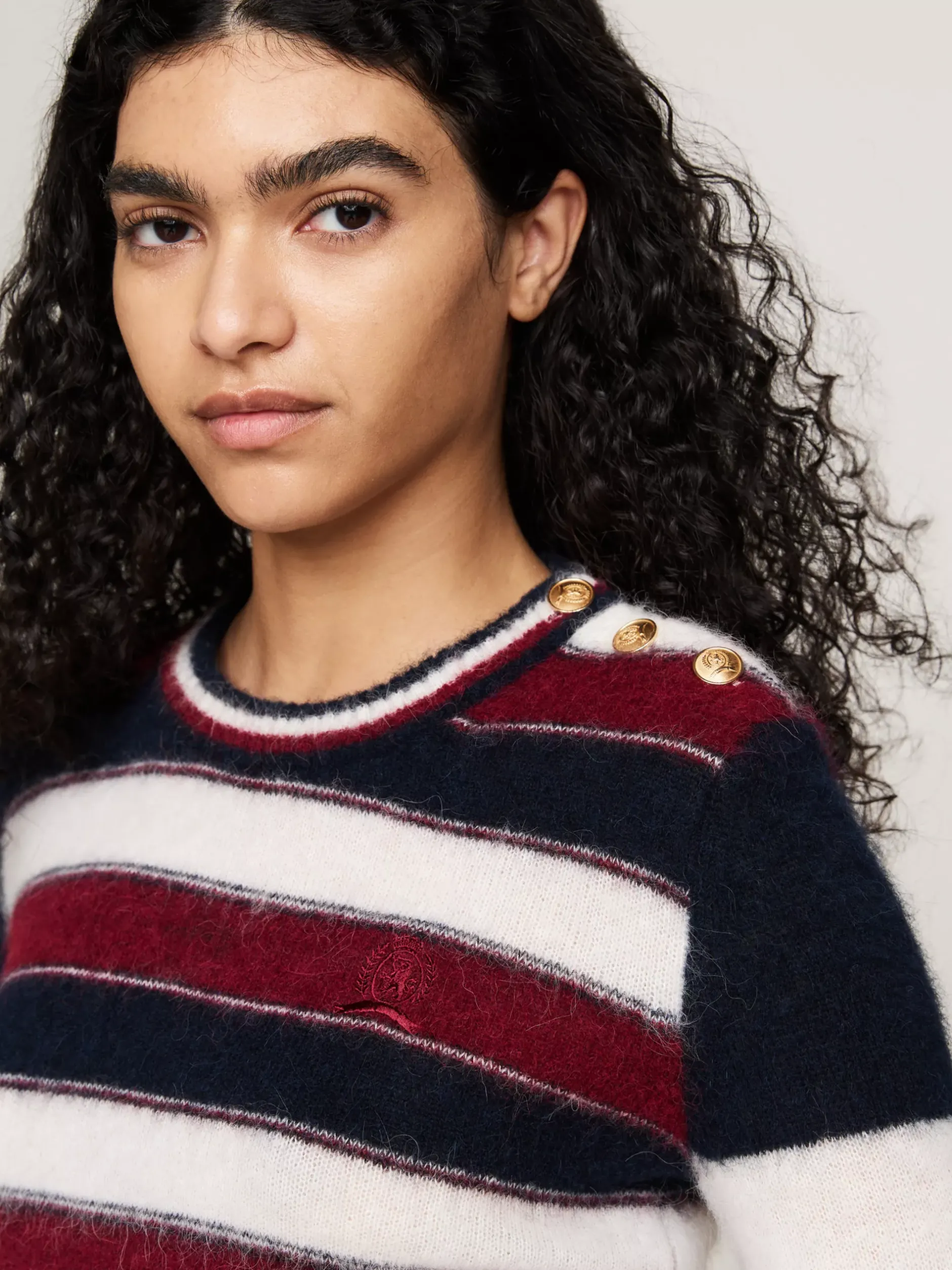 Swetry Z Okrągłym Dekoltem|Swetry*Tommy Hilfiger Sweter W Paski Z Emblematem ECRU/MULTI