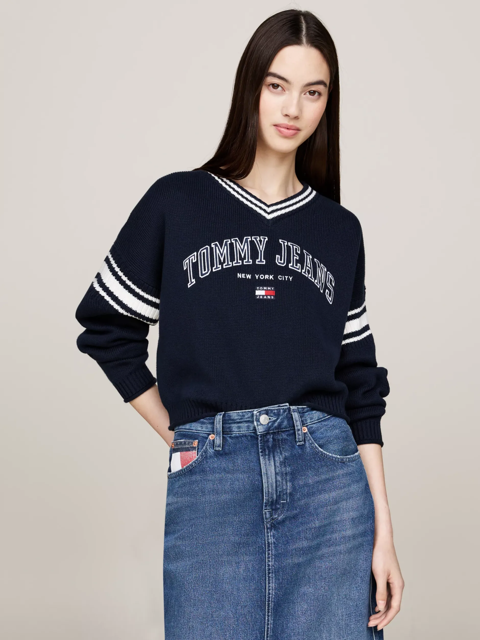 Swetry|Dzianina*Tommy Hilfiger Sweter W Stylu Varsity Z Dekoltem W Szpic DARK NIGHT NAVY