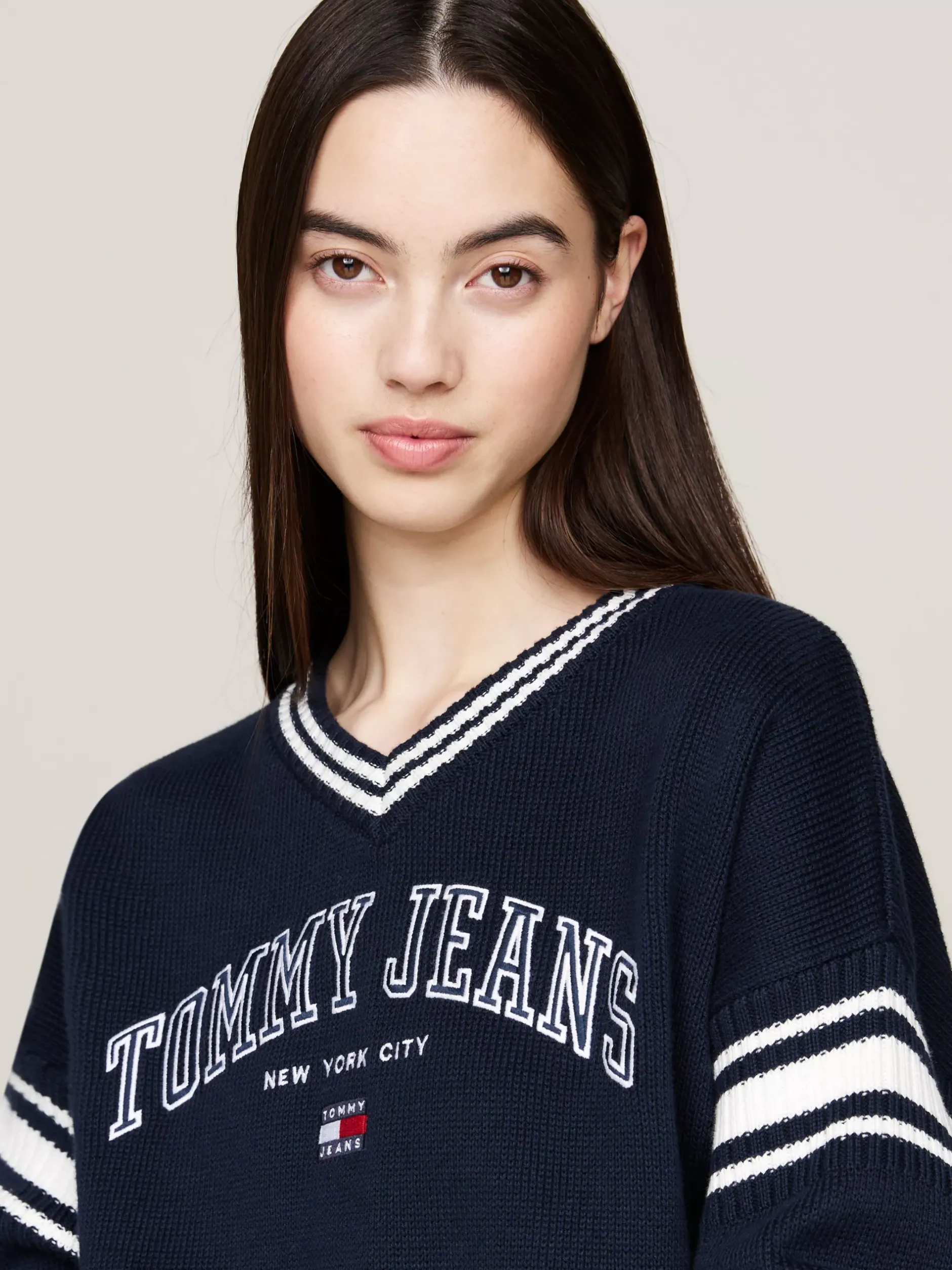 Swetry|Dzianina*Tommy Hilfiger Sweter W Stylu Varsity Z Dekoltem W Szpic DARK NIGHT NAVY