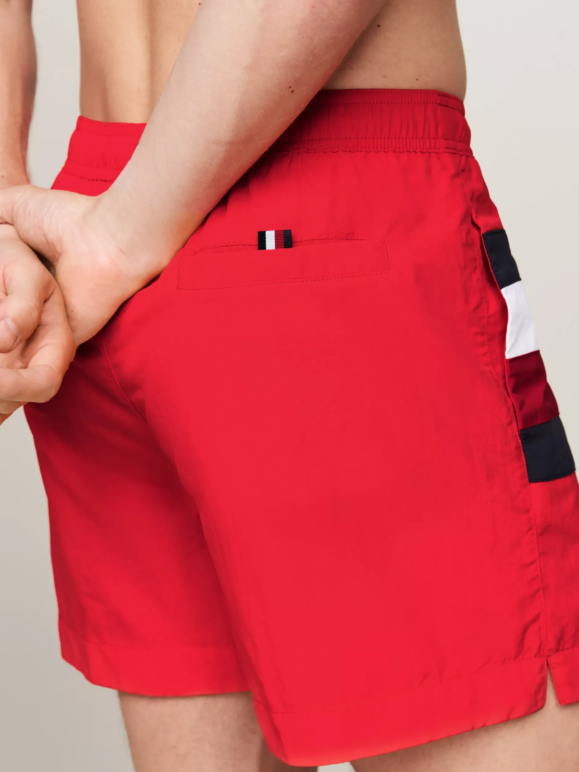 Stroje Kąpielowe*Tommy Hilfiger Szorty Kąpielowe Ze Wzorem W Sygnowane Paski DARING SCARLET