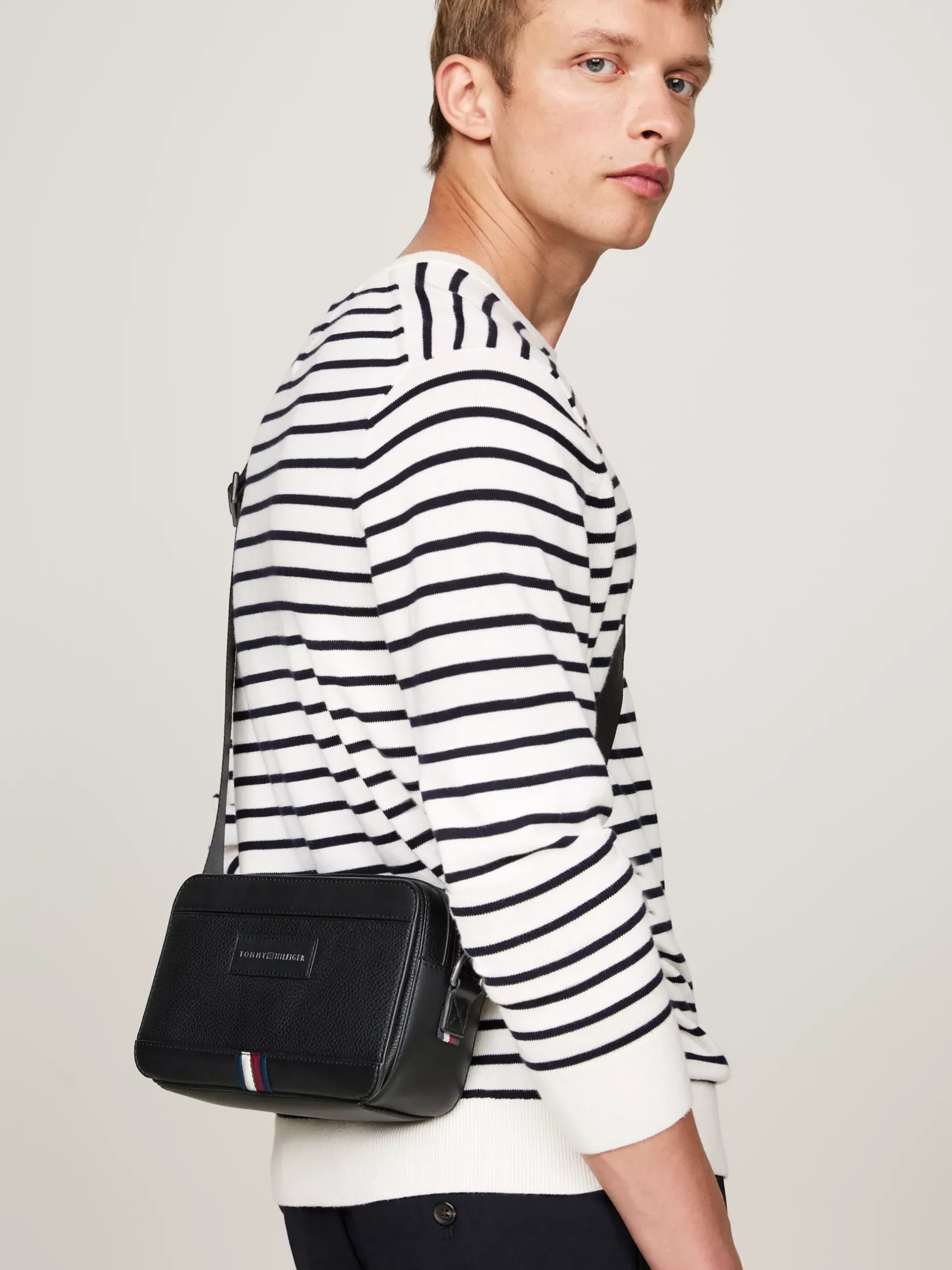 Torebki Na Pasku*Tommy Hilfiger Teksturowana Torba Reporterka TH Business BLACK
