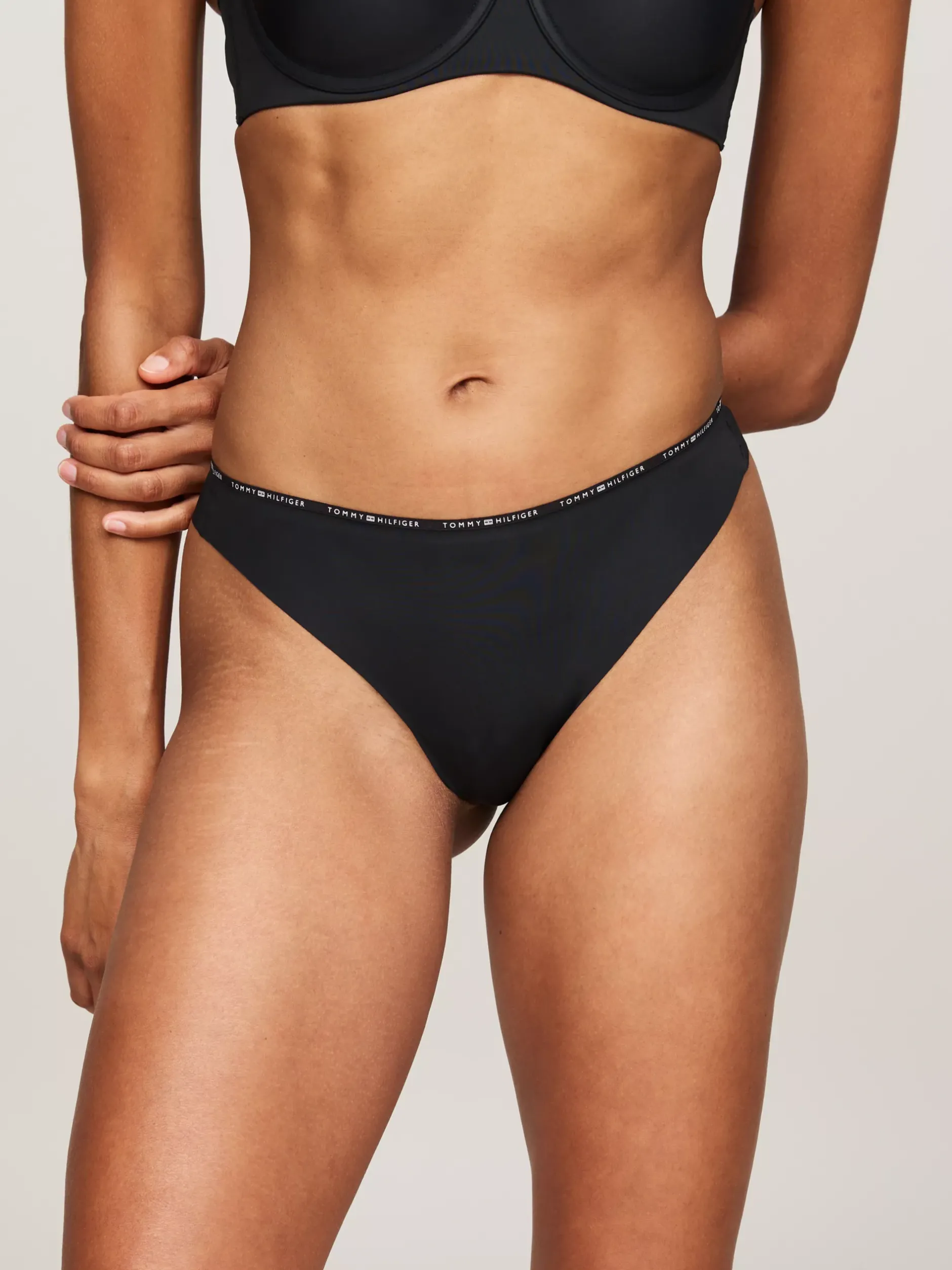 Figi|Bielizna*Tommy Hilfiger Thongi Z Logo W Kolorze Tła BLACK