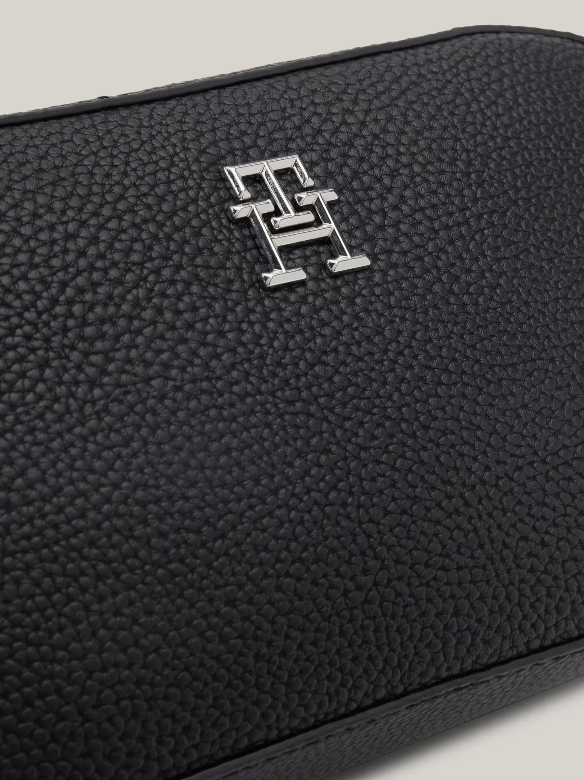 Torebki Na Pasku*Tommy Hilfiger Torba Na Aparat TH Emblem BLACK
