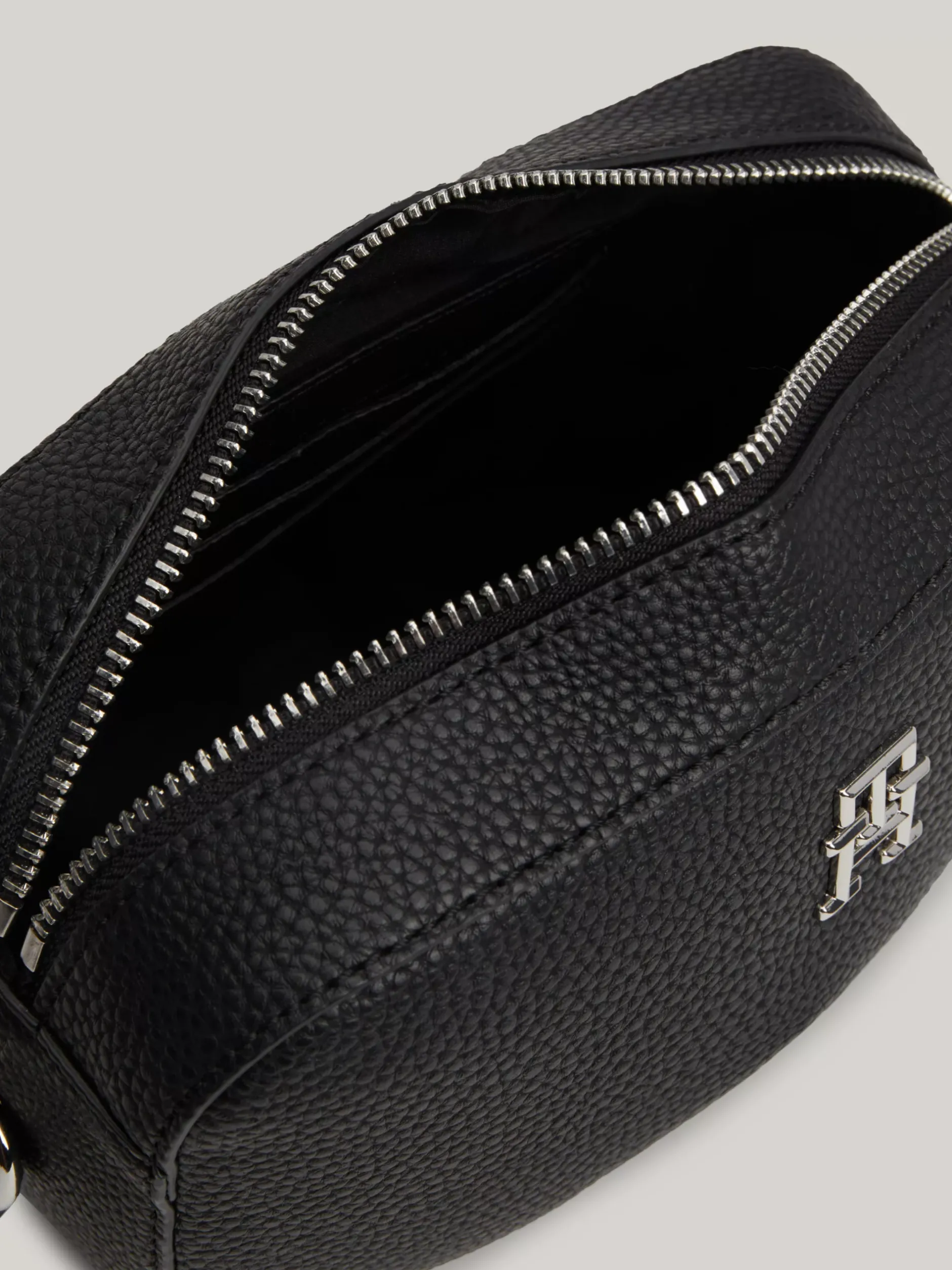 Torebki Na Pasku*Tommy Hilfiger Torba Na Aparat TH Emblem BLACK