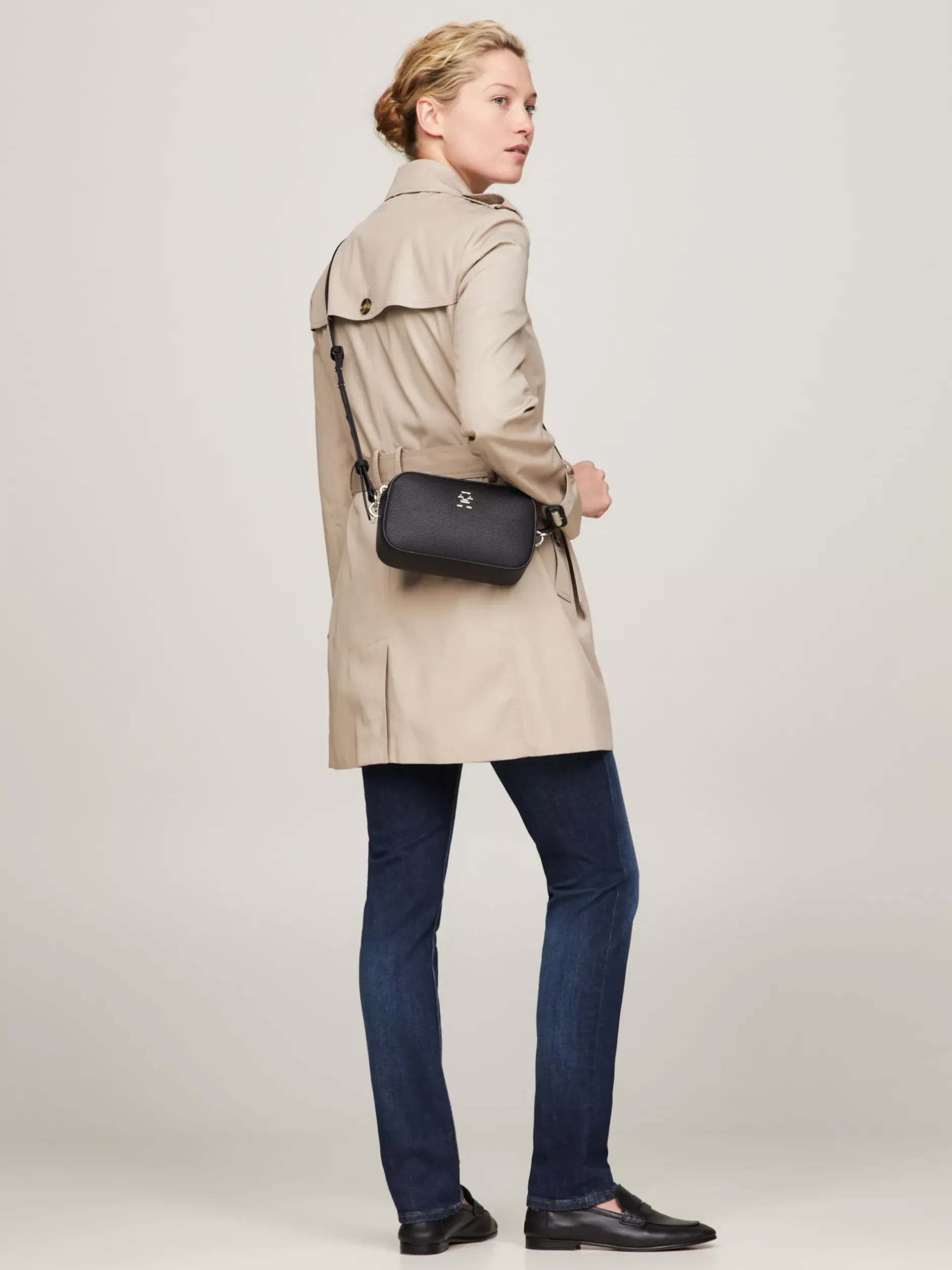 Torebki Na Pasku*Tommy Hilfiger Torba Na Aparat TH Emblem BLACK