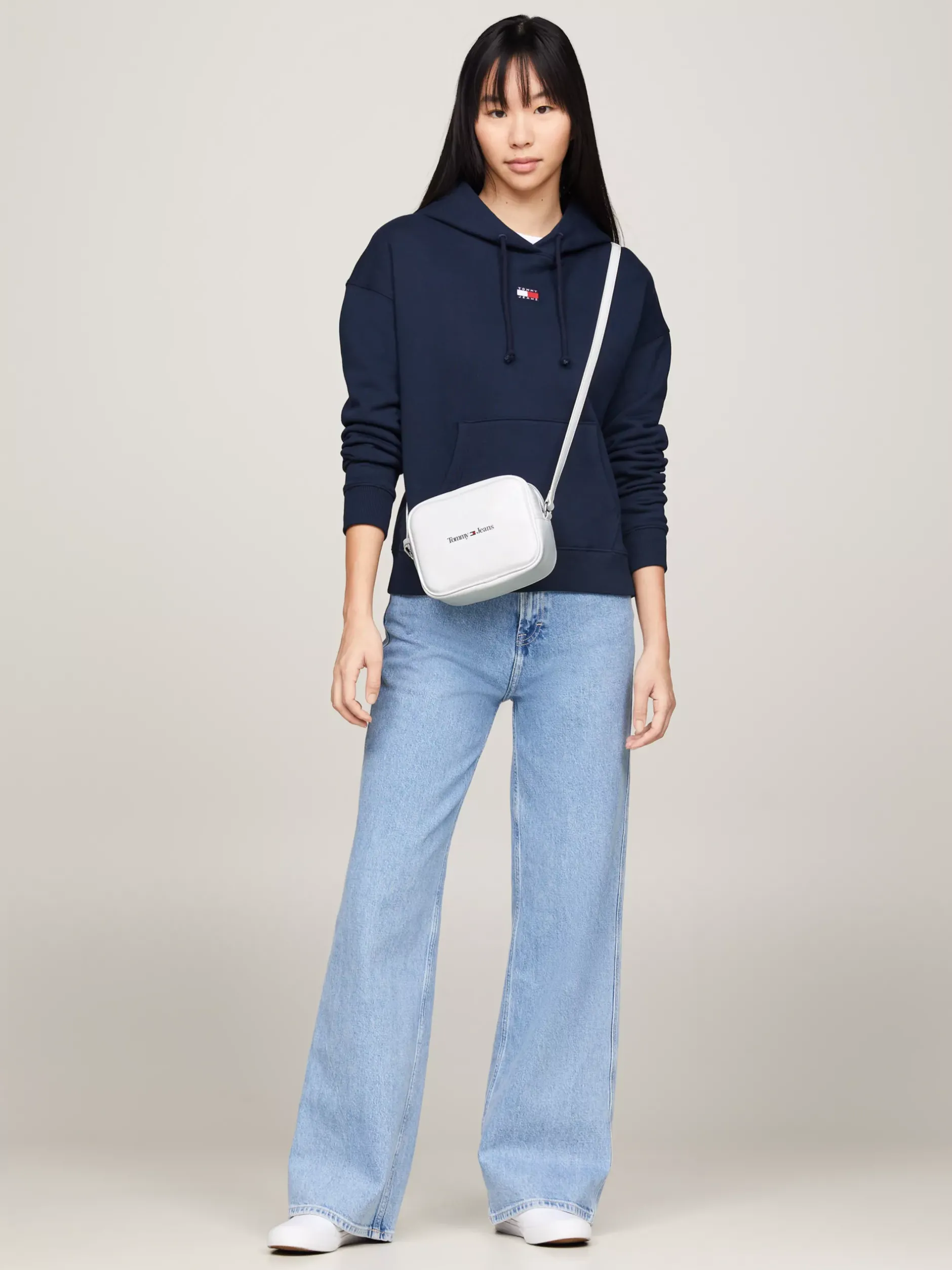 Torebki Na Pasku*Tommy Hilfiger Torba Na Aparat Z Paskiem Na Ramię I Logo WHITE