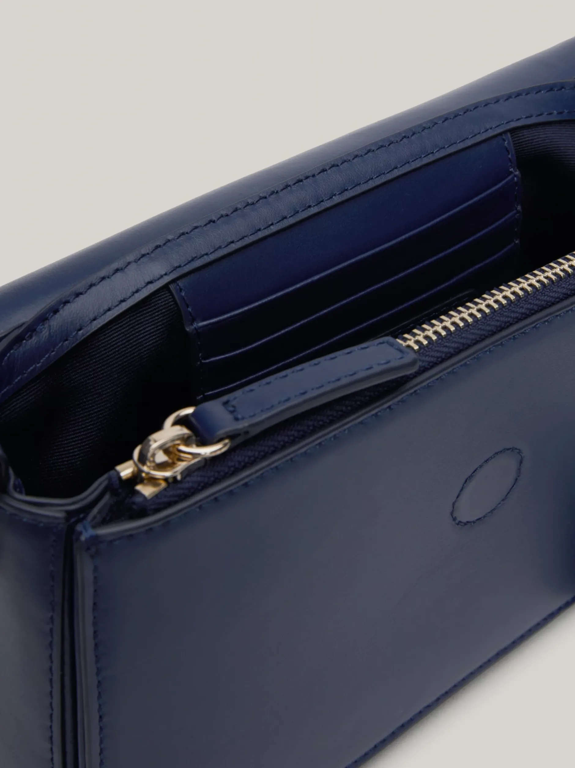 Torebki Na Pasku*Tommy Hilfiger Torba Na Ramię Z łańcuszkiem I Monogramem TH SPACE BLUE