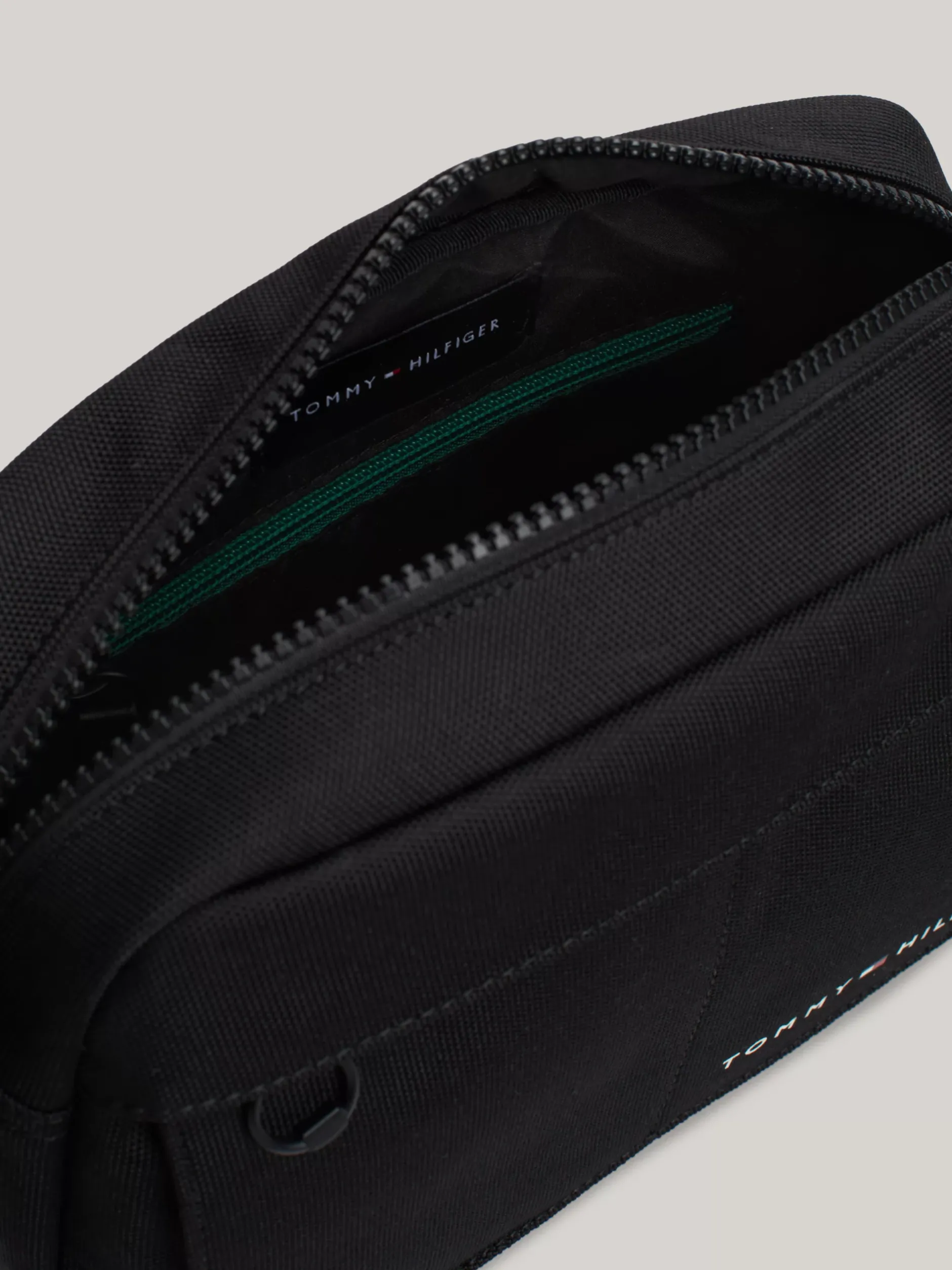 Torebki Na Pasku*Tommy Hilfiger Torba Reporterska Na Ramię BLACK