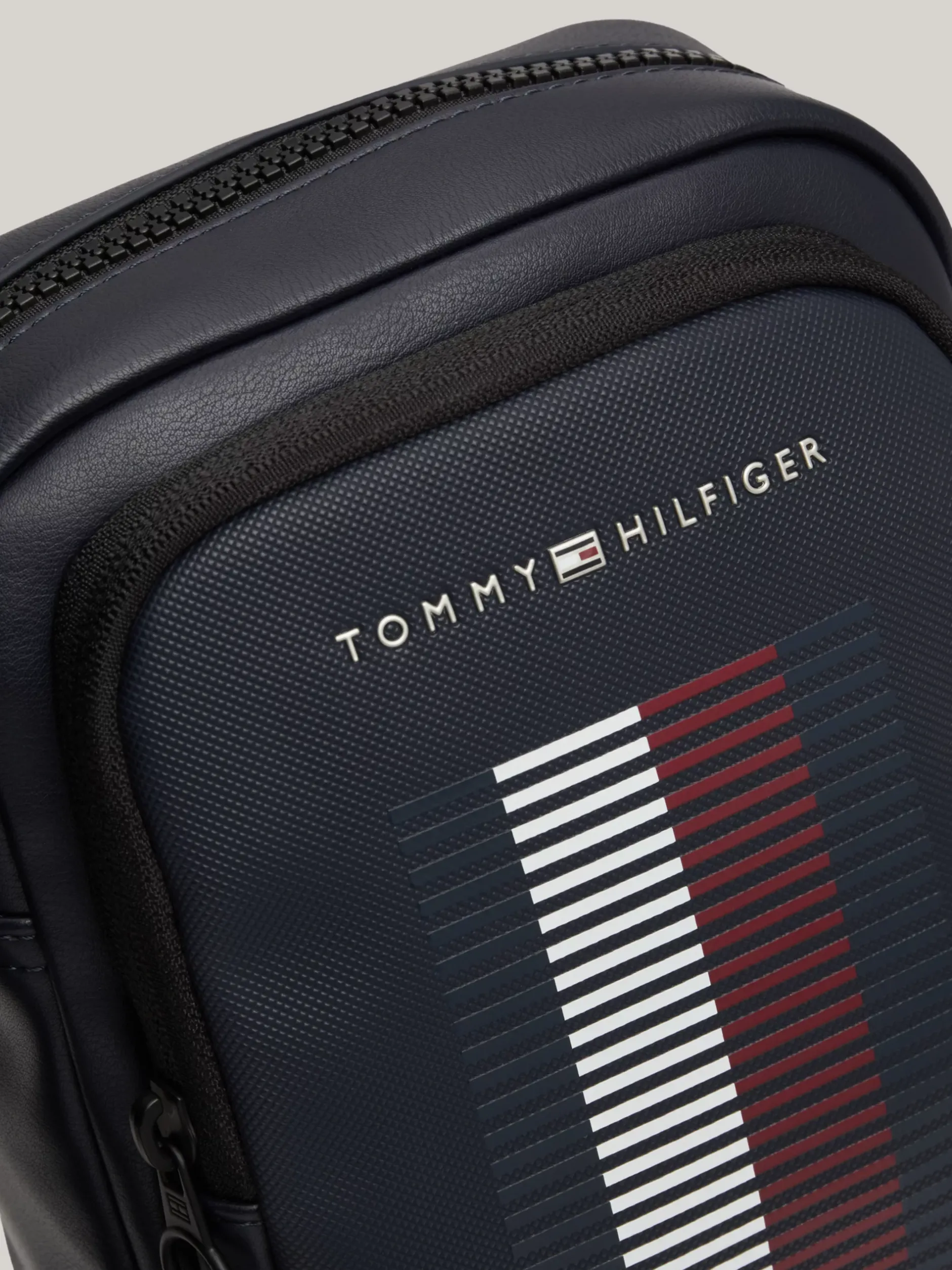 Torebki Na Pasku*Tommy Hilfiger Torba Reporterska Z Fakturą Piki SPACE BLUE