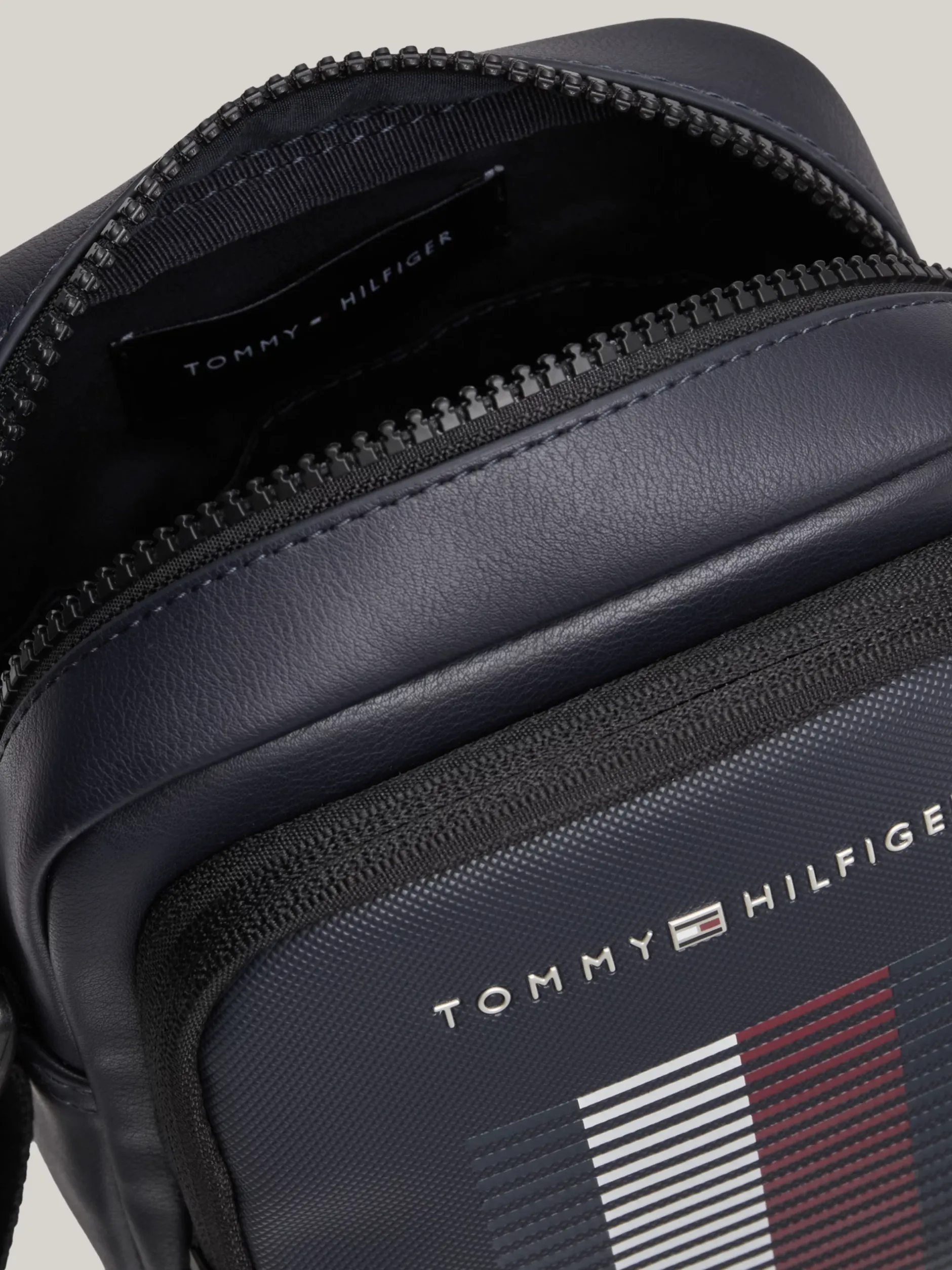 Torebki Na Pasku*Tommy Hilfiger Torba Reporterska Z Fakturą Piki SPACE BLUE